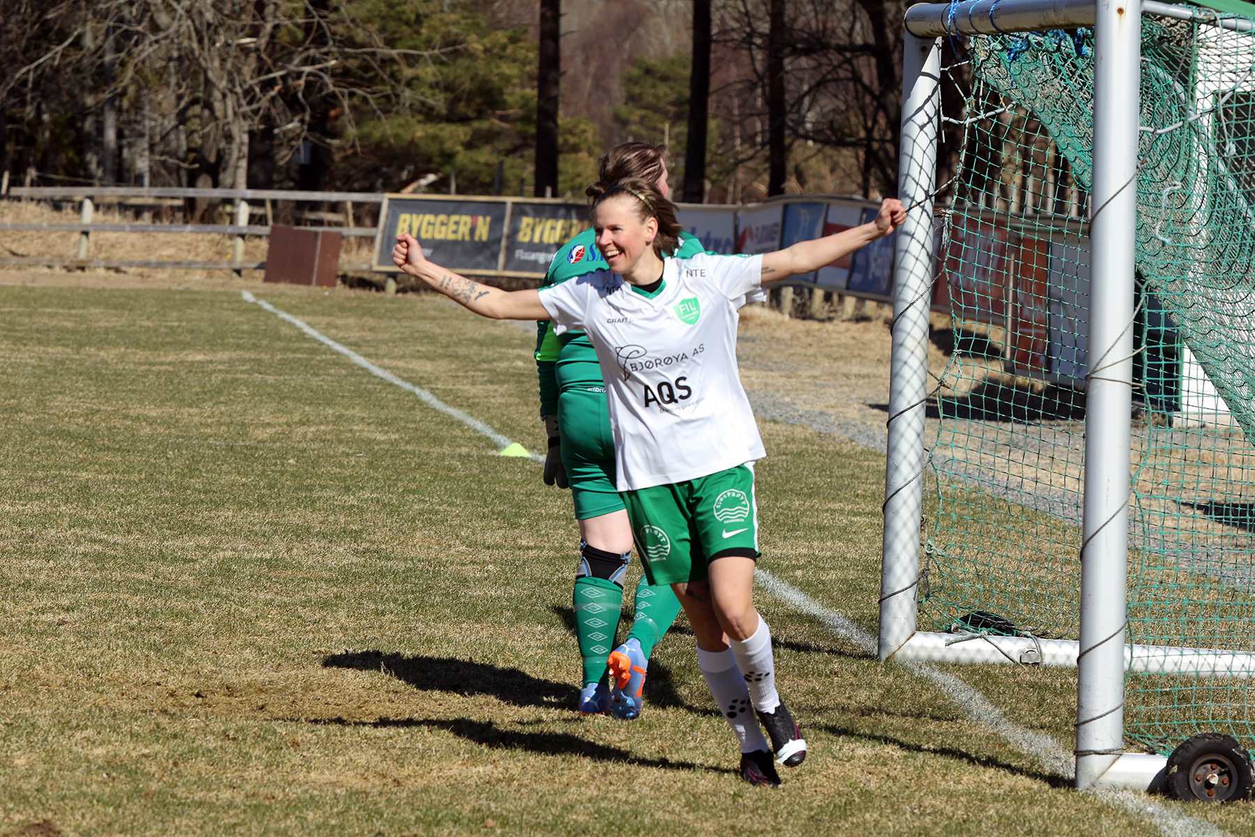Marthe Lein jubler etter sin første skåring for Flatanger, etter hun meldte overgang i fjor sommer.