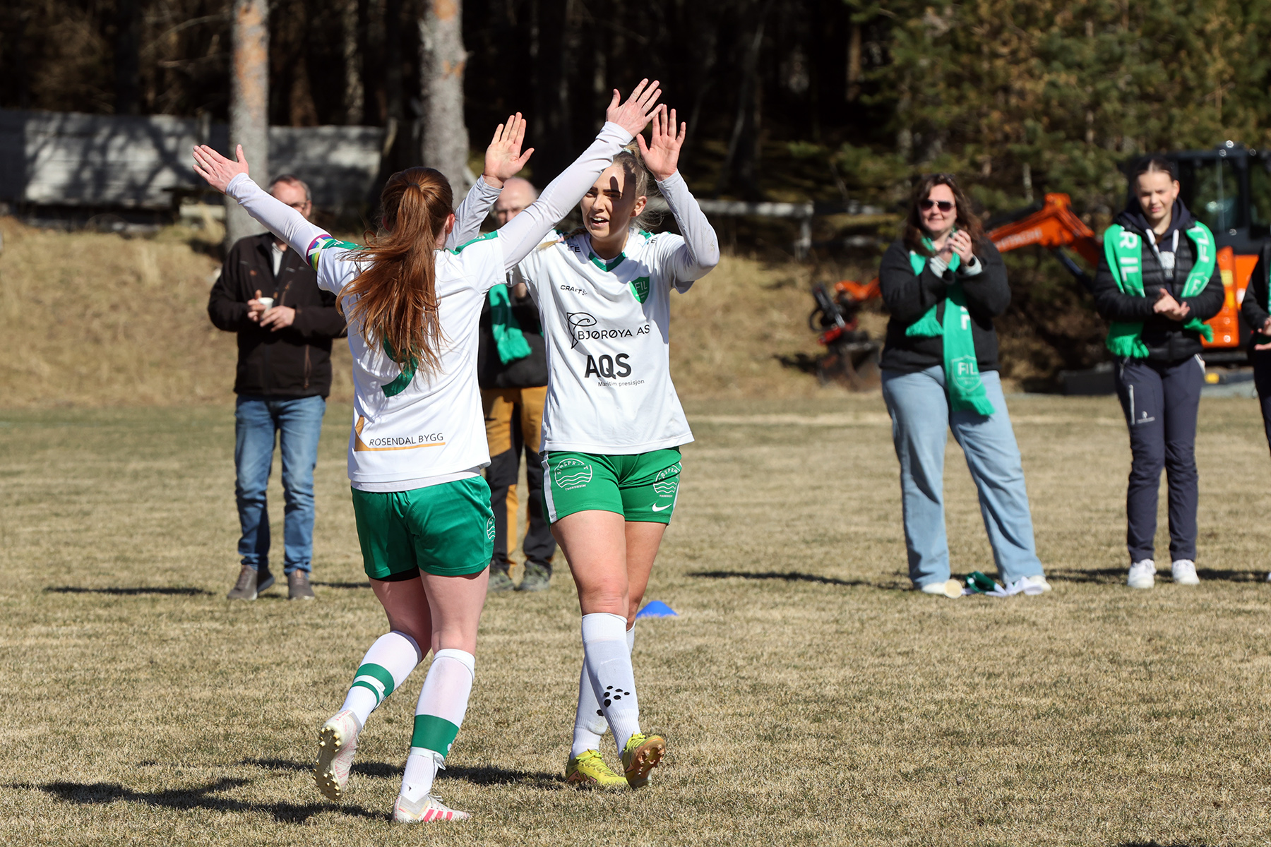 Signe Jakobsen jubler etter å ha satt Flatangers første mål på frispark.