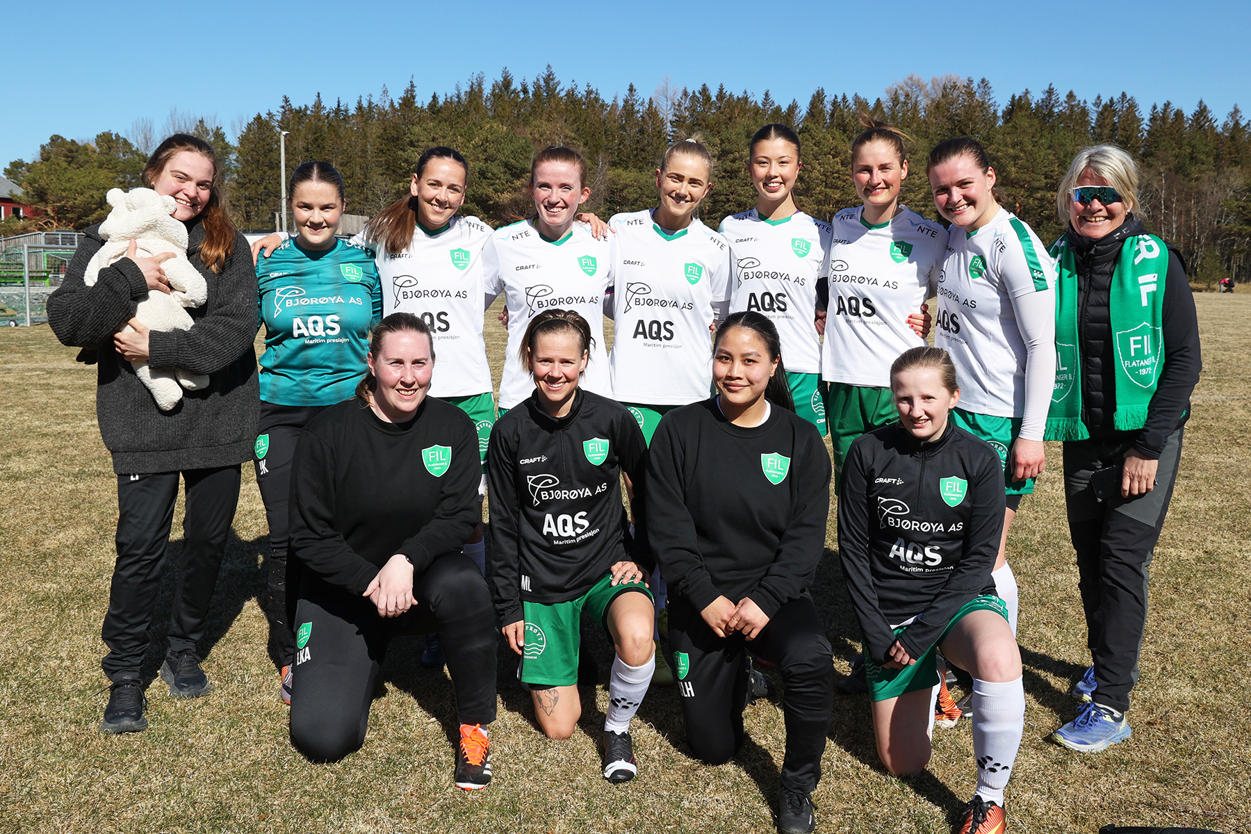 Flatanger stilte med et sterkt lag, der noen er ute i barselspermisjon. Foran fra venstre: Linn Kjersti Aspø, Marthe Lein, Sara Hansen og Thea Steffensen. Bak fra venstre: Lisbeth Finanger, Johanne Kvarsvik, Charlotte Lein, Julie Devik Leithe, Signe Kristine Jakobsen, Ylva Christine Haagensen, Judith Thu Ølberg, Karen Indiana Finanger og Janne Finanger.