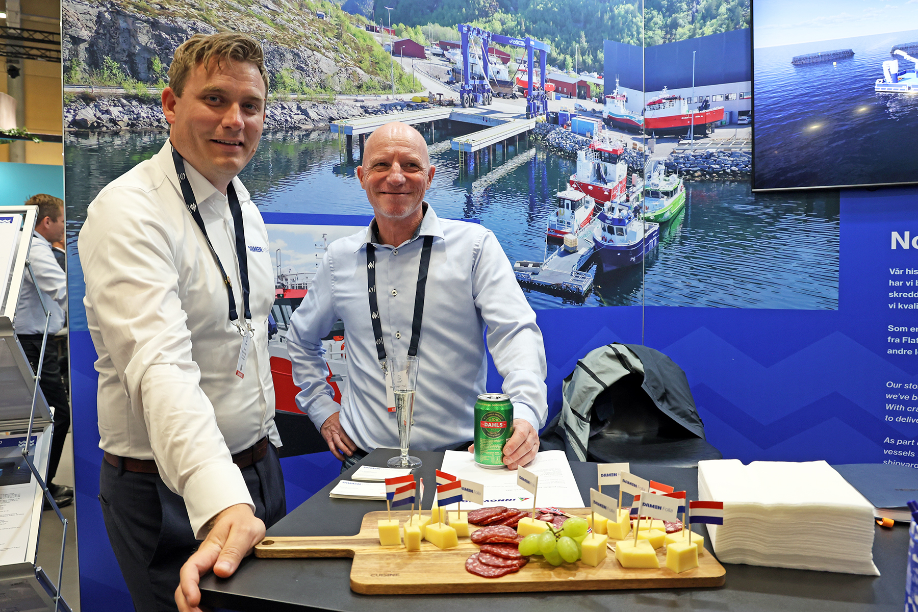 Runar Brennvolleng i Damen Folla og Thomas Karlaug hos leverandøren Innmatec serverte kanapeer med nederlandsk flagg på standen etter navnebyttet.