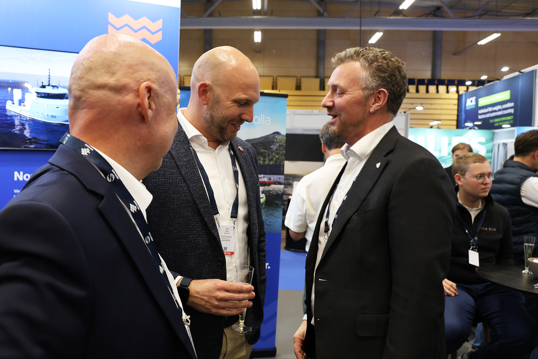 Fylkesordfører Tomas Iver Hallem var en av gratulantene, etter at navneendringa og partnerskapet var offentliggjort. Til venstre Otto Sjølien og Eric Moerkerk.