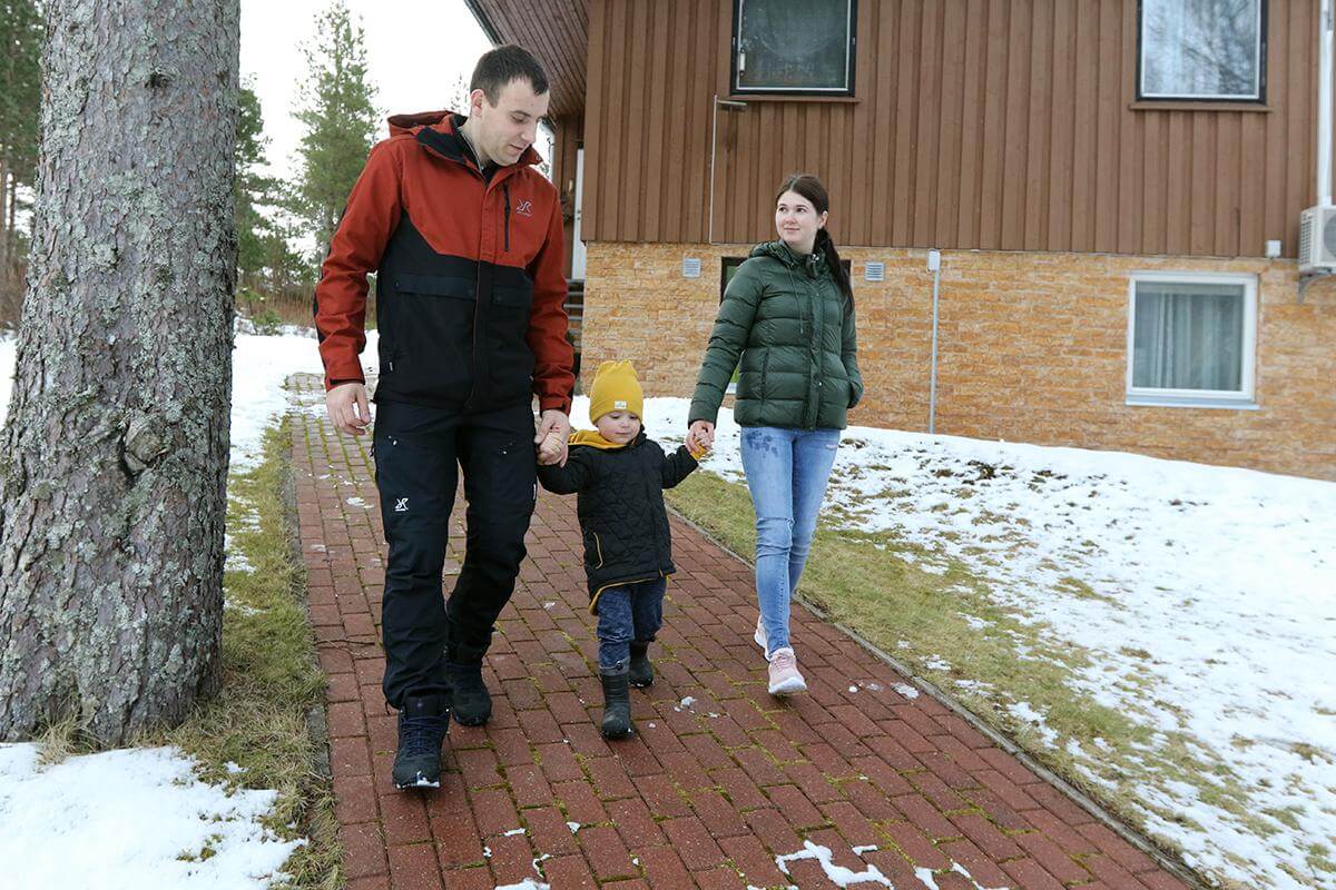 Algirdas Daubaris, Aronas og Viktorija Antanaviciute har kjøpt seg hus på Lauvsnes, men er usikker på om de blir boende i Flatanger.