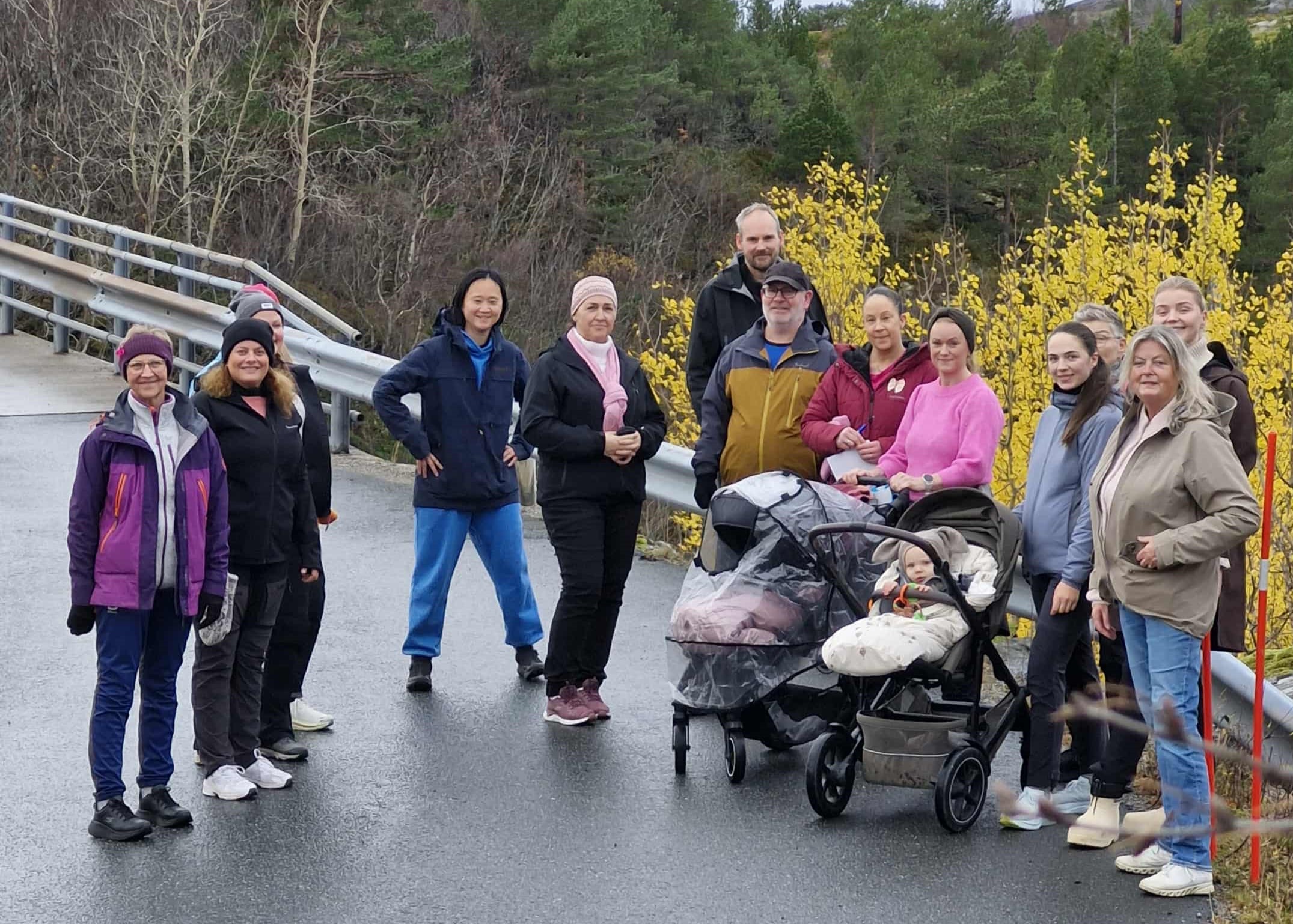 Fornøgde deltakarar ved Løvøybrua. Foto: Gry Hanssen.