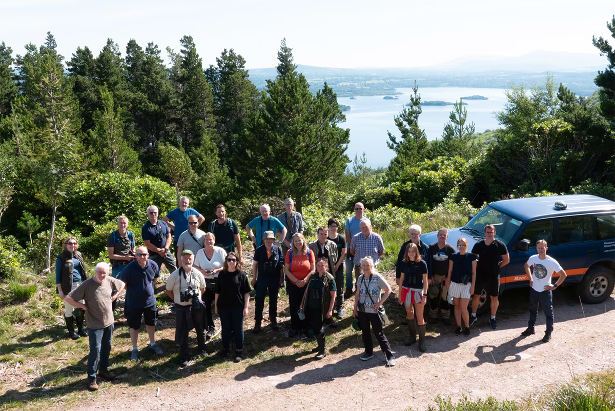 Her st&aring;r flatangringene og andre frivillige og ansatte i NINA og f&oslash;lger slippet av &oslash;rneungene i Killarney National Park. (Foto: Riona MacMonagle)