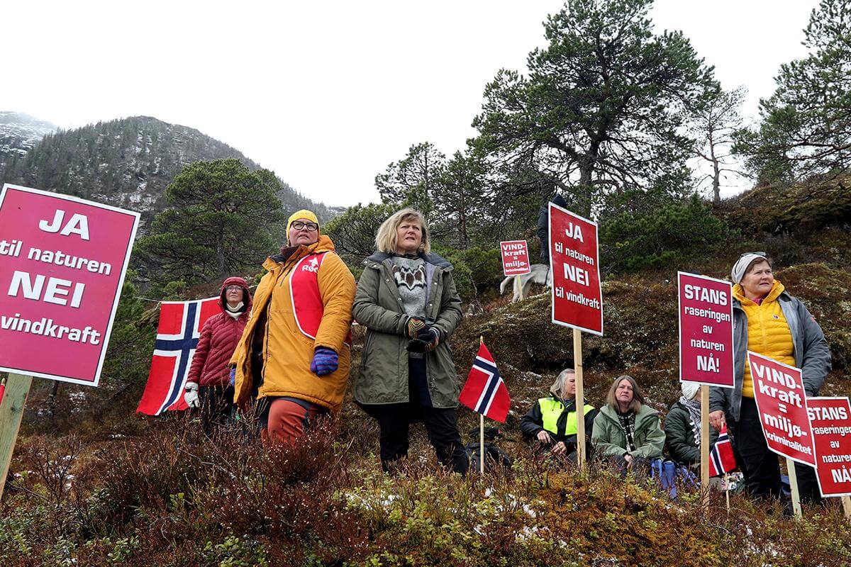 Vindkraftmotstanderne hadde orkesterplass da frakteskipet "BBC Direction" ankom med de f&oslash;rste vindturbinene. - Naturen er rasert for evig tid, sier Hanne Lise Fahsing (til venstre).
