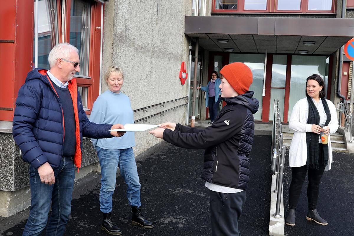 William overrakte en bunke brev og tegninger fra elevene til ordf&oslash;rer Olav J&oslash;rgen Bj&oslash;rk&aring;s. I midten oppvekstsjef Lovise Angen og til h&oslash;yre kultursjef Anastasia Doroshyna.