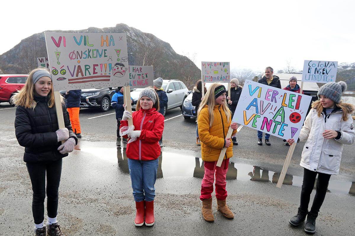 Elevene hadde laget mange bannere og plakater med tydelig budskap.