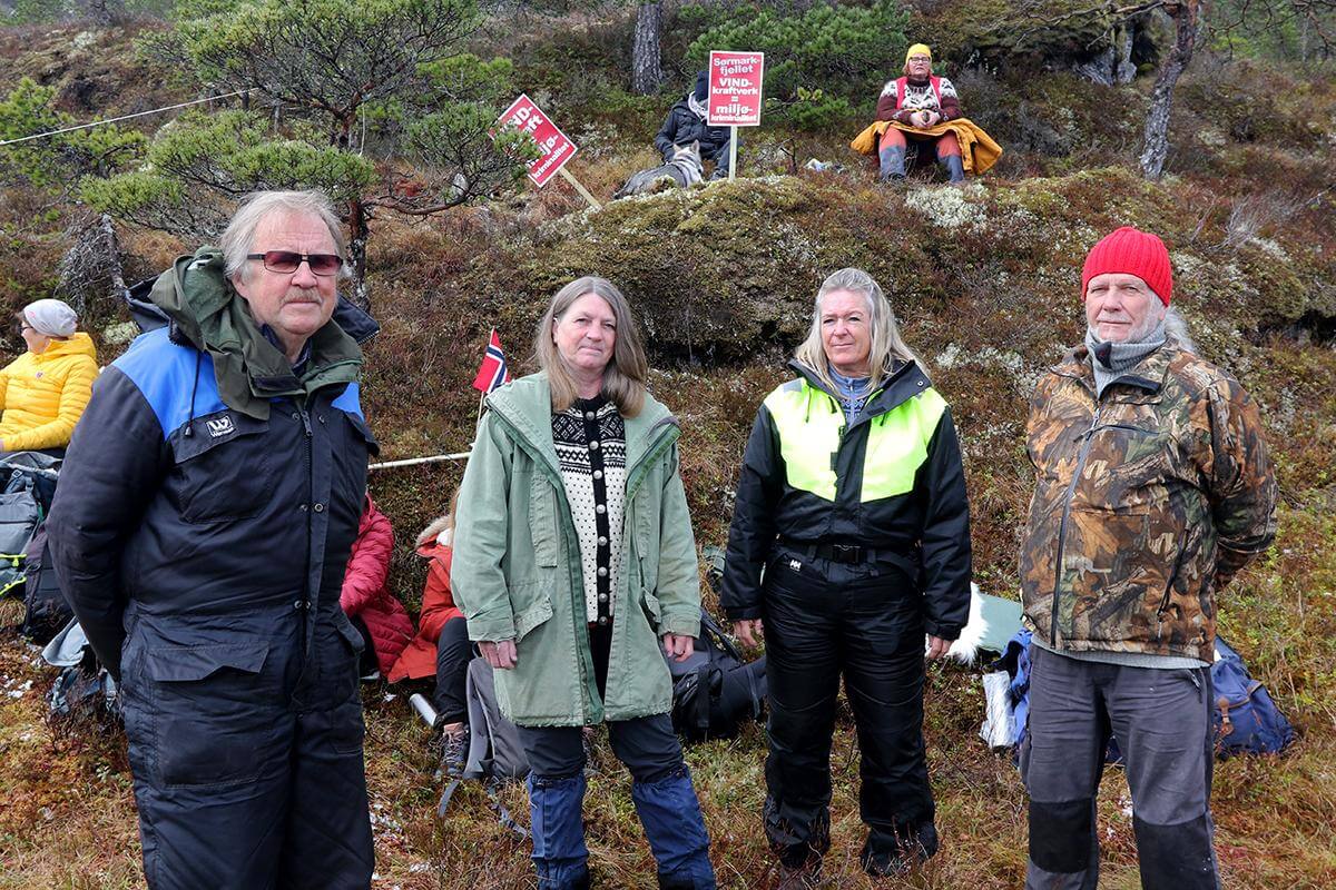 De har tilbragt mange timer i Hestdalen siden anleggsstart, og ville ogs&aring; markere motstand da de f&oslash;rste turbinene ankom. Fra venstre: Arne Holmen, Liv &Aring;se Hellum, Hege Mari Skj&aelig;rv&oslash; Aune og Dagfinn Lein.