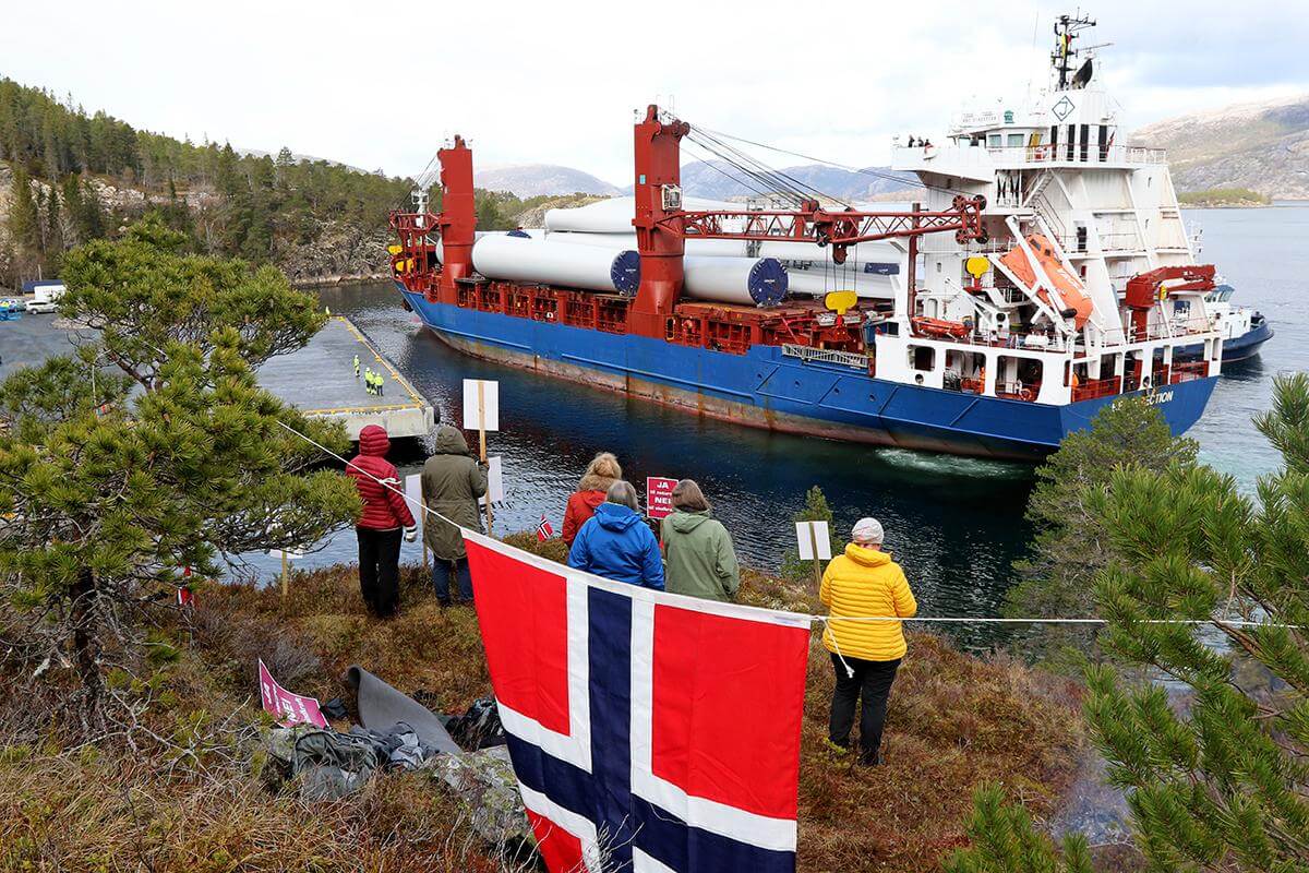 Mellom 20 og 30 demonstranter hadde m&oslash;tte opp for &aring; markere sin motstand mot vindkraftprosjektet p&aring; S&oslash;rmarkfjellet. F&oslash;rste last med vindturbiner ankom s&oslash;ndag.