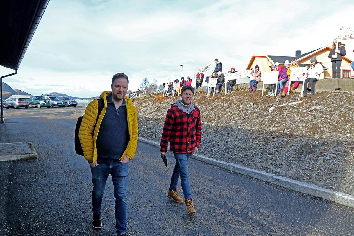 Geir-Tore Olsen og Tommy Lindseth i hovedutvalget p&aring; vei inn til m&oslash;te, mens elevene markerte sitt syn.