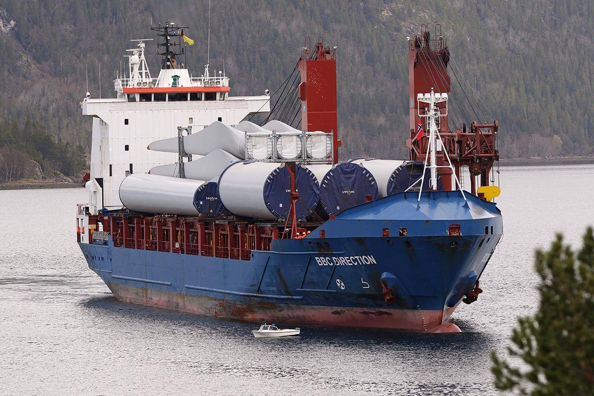 "BBC Direction" ble m&oslash;tt av aksjonister i sm&aring;b&aring;ter da den kom til Hestdalsvika i Flatanger.