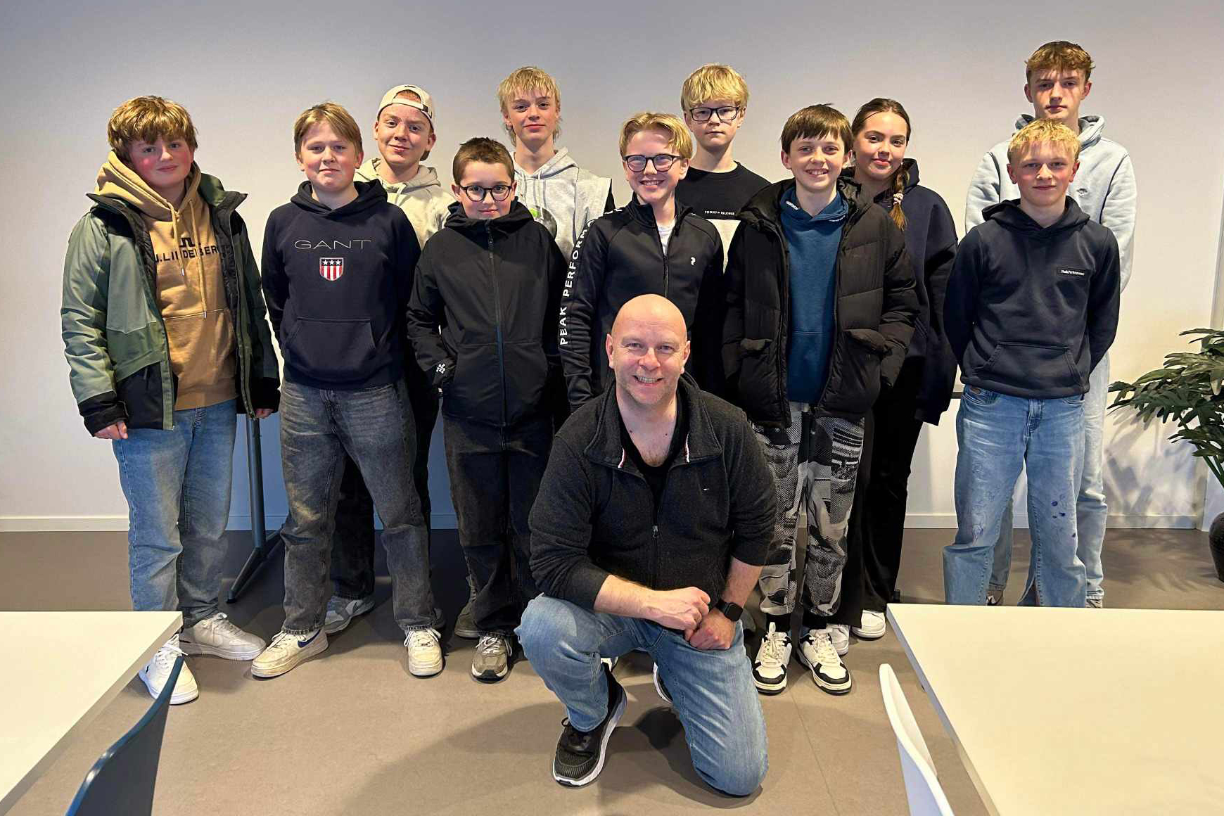 Runar B. Nilsen ledet dommerkurset, der følgende deltok (ikke i rekkefølge): Aleksander Dølvik Øvereng, Kevin Noreikis Olsen, Edvin Wibstad Drønen, Johannes Nordfjellmark, Oliver Nordhus Muren, Kasper Hanssen, Erle Aakvik Olsen, Elias Aakvik Olsen, Albert Sæter Haagensen, Marius Nordfjellmark, Iver Løvmo. (Foto: Maren Nordhus)