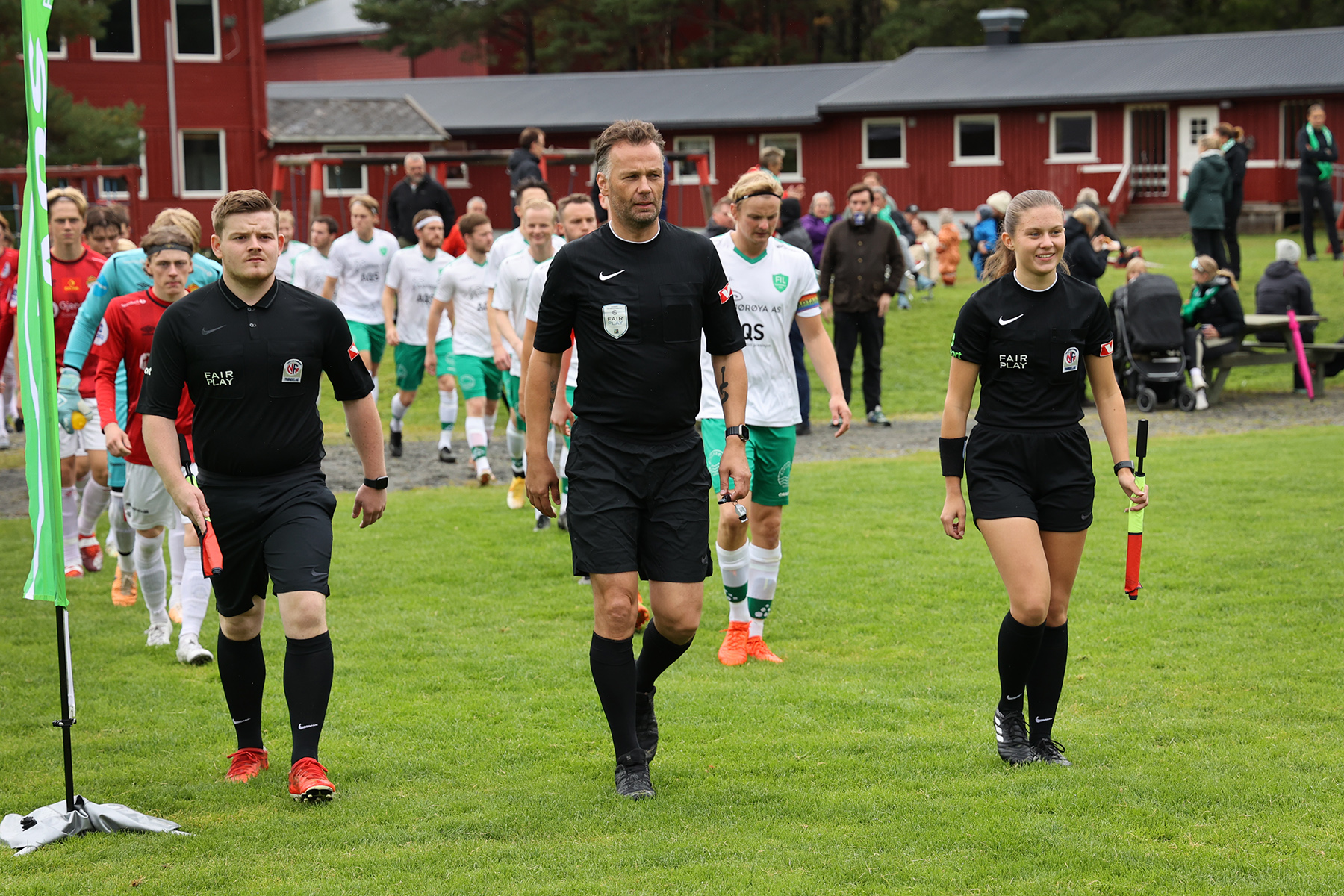 Innmarsjen ledet av dommertrioen, fra venstre: Jonas Norum Myhr, Henning, Lars Einar Ingvaldsen, Innherred og Maria Ewelina Szpila, Overhalla.