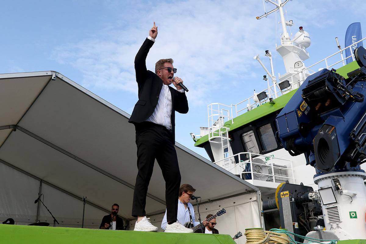 Jens Martin Olsen og Stiv Kuling sørget for å rocke opp båten ytterligere under dåpsfesten.