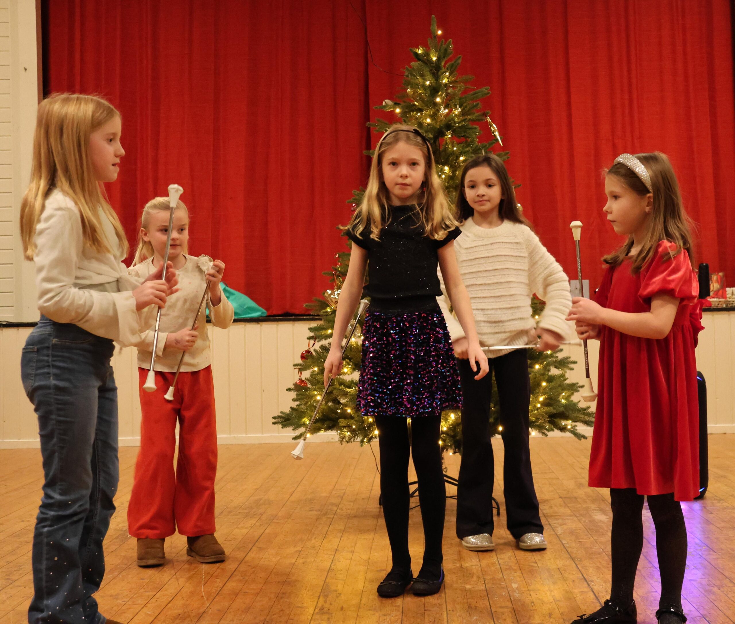 Stella, Nora, Sonja, Lotta og Selma serverte flott drillshow.