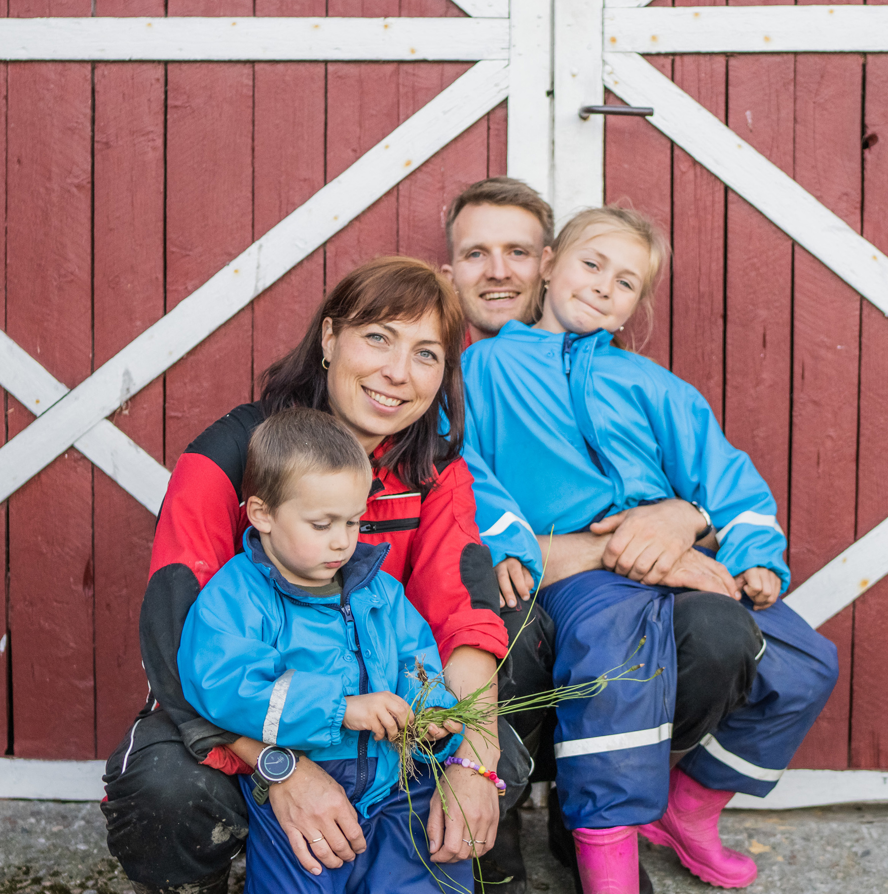 Tilde S&aelig;ther og Benjamin Eliassen med barna Inga og Trygve. (Foto: Torstein Kiserud, Tine)