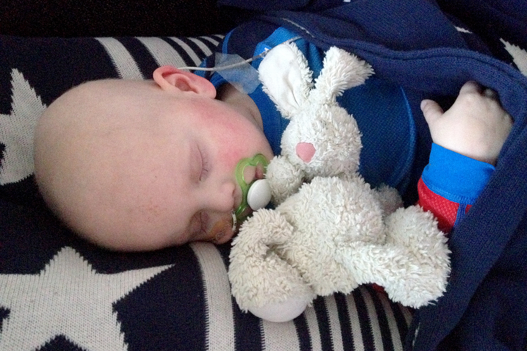 Trygt å sove med kosedyret ved siden av seg. (Foto: Privat)