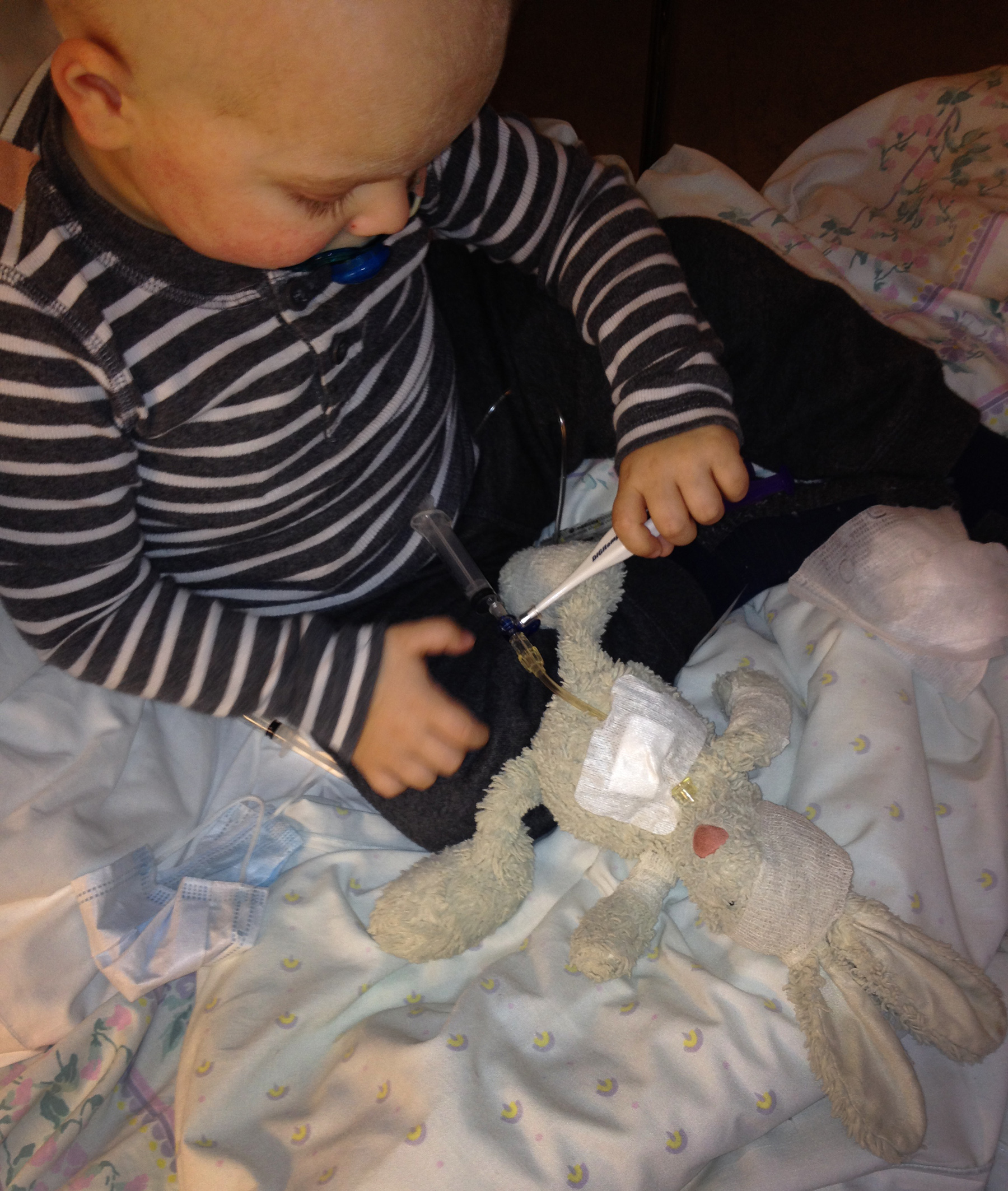 Skulle Edvin ha dren og få sjekket temperaturen, måtte selvsagt kosedyret også få samme behandling. (Foto: Privat)