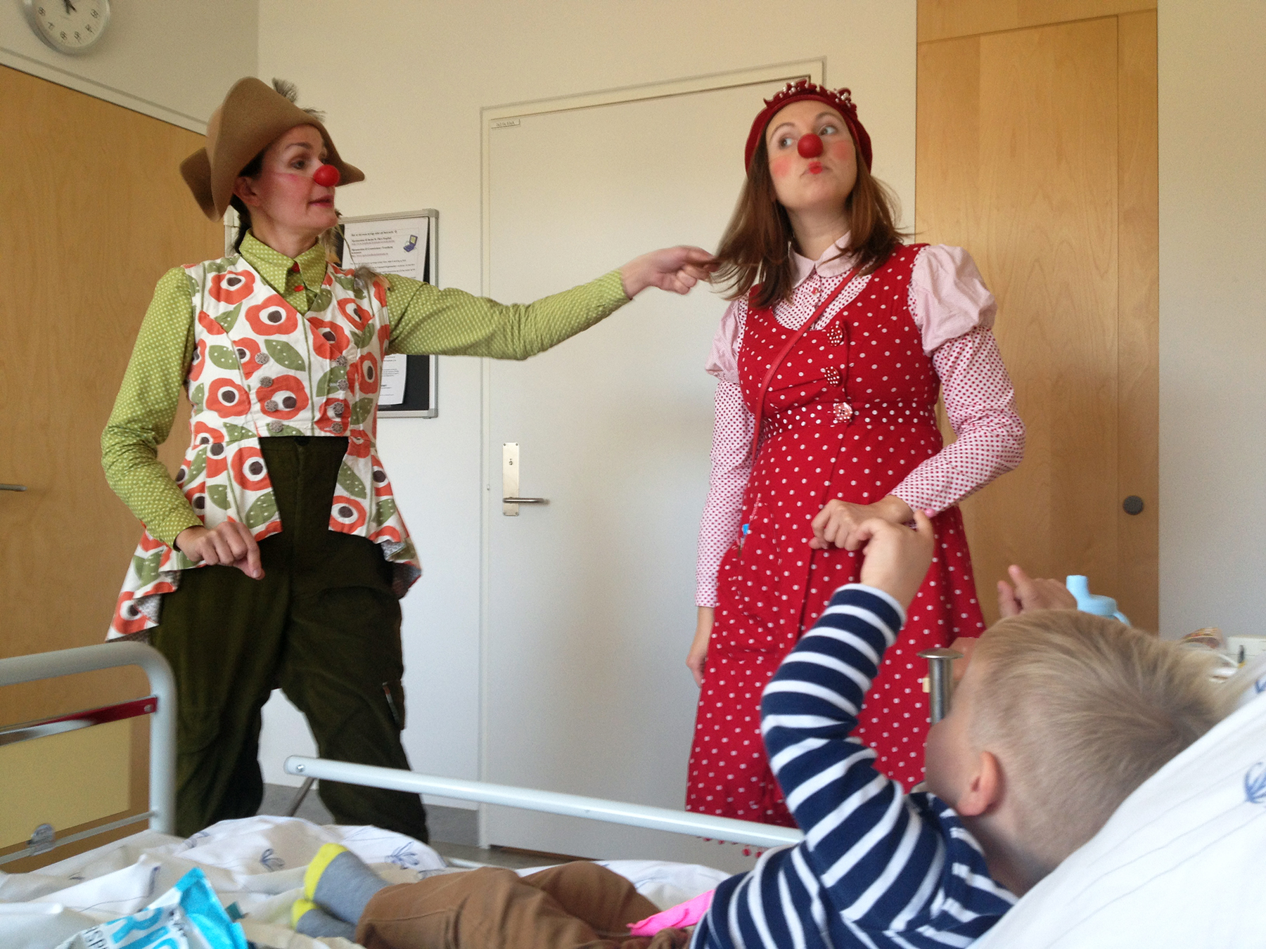 Sykehusklovnene kom på besøk til Edvin da han lå på sykehuset. Her hadde han begynt å få tilbake håret. (Foto: Privat)