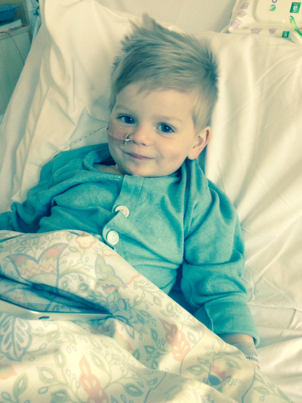 Edvin (2 1/2) i sykehussenga på St. Olavs hospital, etter å ha fått diagnosen. (Foto: Privat)