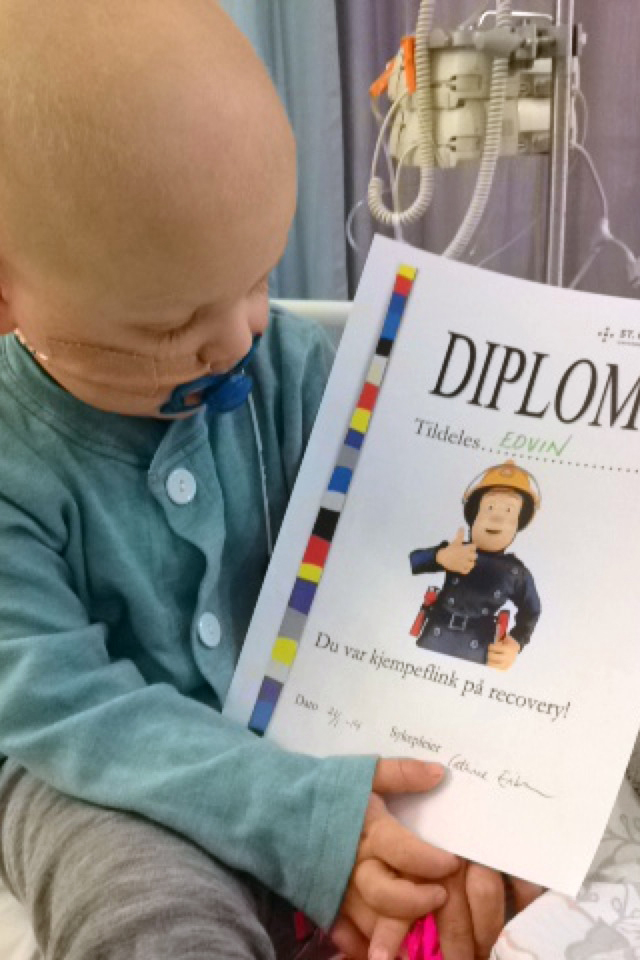 Edvin fikk mange diplom på sykehuset, her fordi han var så flink på recovery. (Foto: Privat)