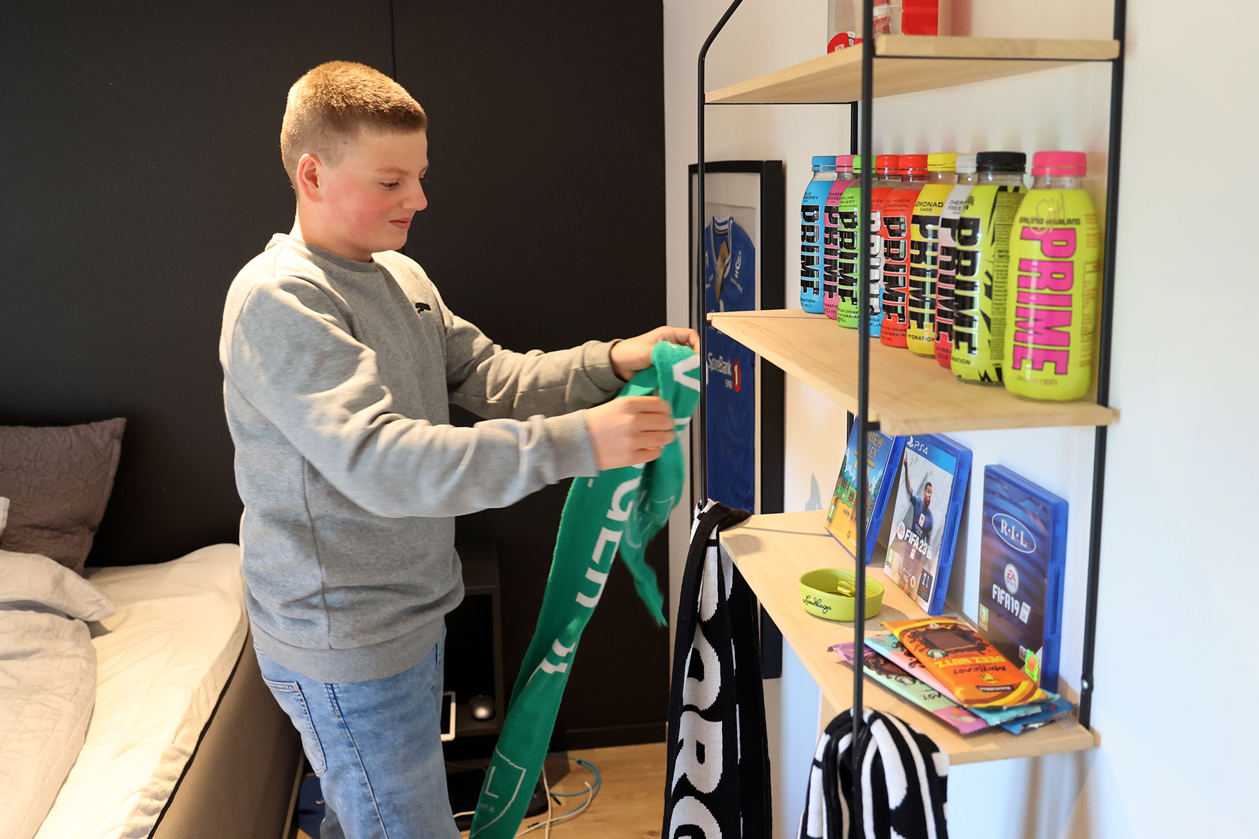 Fotball er Edvins store lidenskap, og selv om det henger RBK-skjerf i hylla, er det Ranheim som er favorittlaget. Og Flatanger, selvfølgelig.