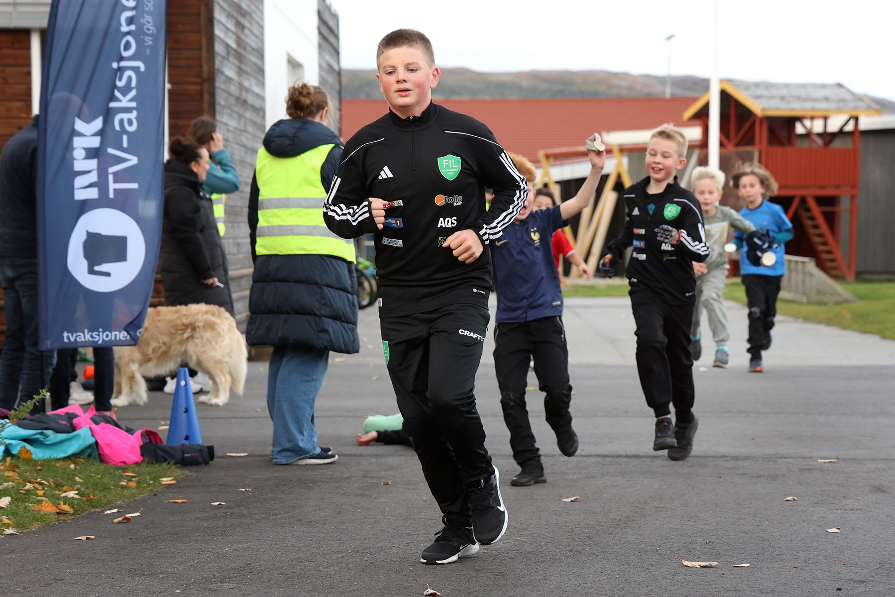 Edvin hadde som mål å løpe 25 ganger rundt skolen, og det klarte han!