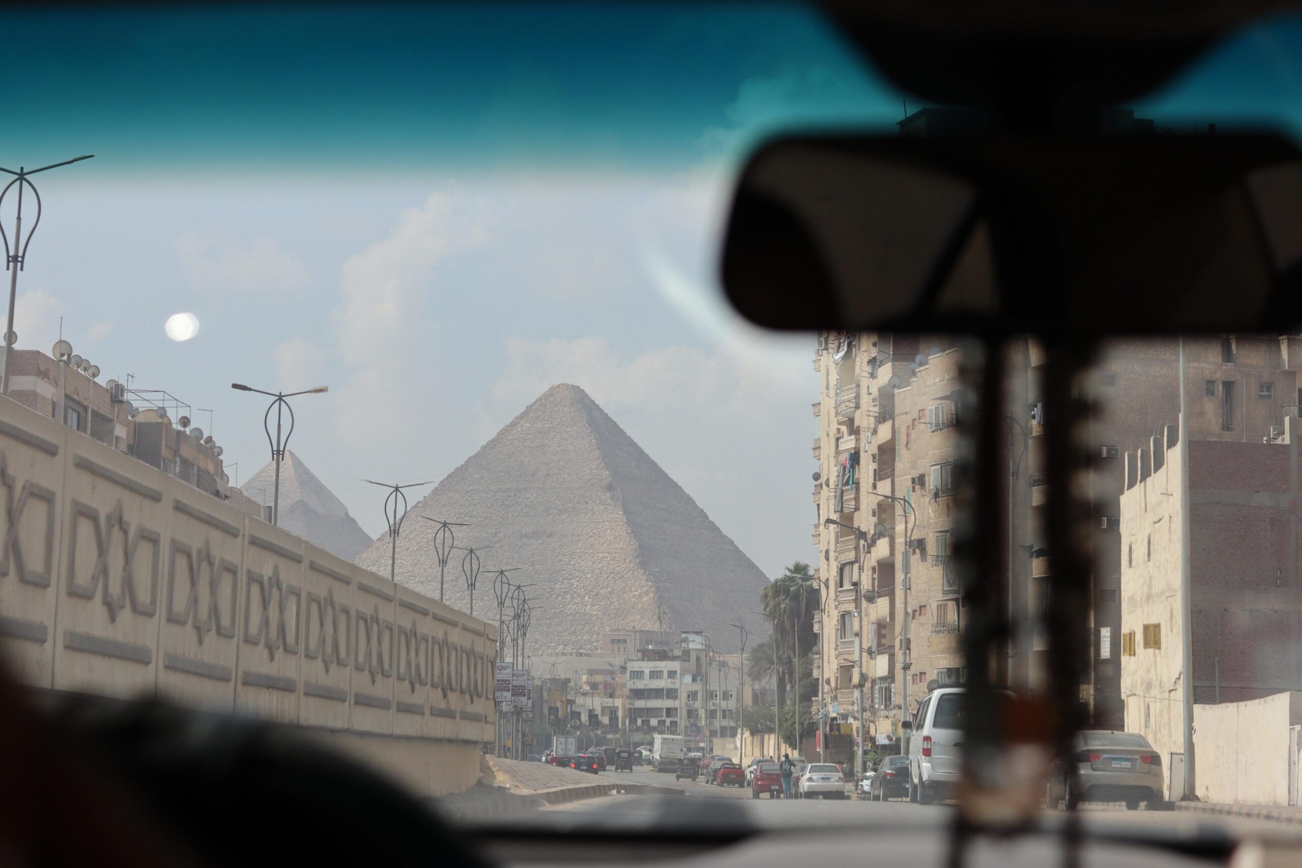 Pyramidene ligger n&aelig;r bebyggelsen - og motorveien. Foto: Eline Ruud Kristiansen. 