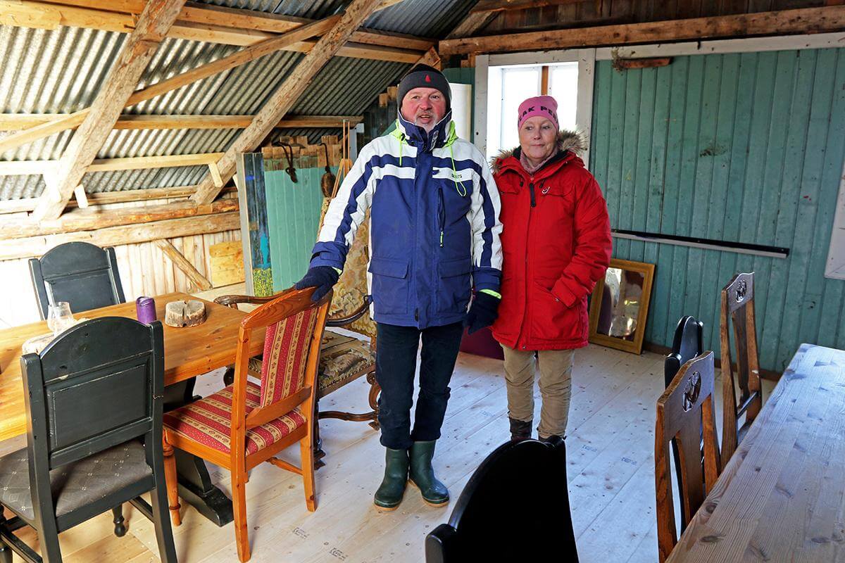 Bj&oslash;rn Kl&oslash;vvik og Anita Elseberg i andreetasjen p&aring; sj&oslash;huset, der det er oppholdsrom for gjestene.