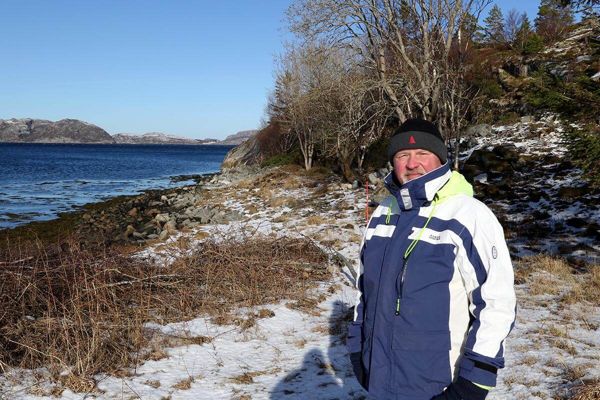 Her planlegges fem nye rorbuer for salg, forteller Bj&oslash;rn Kl&oslash;vvik. Rorbuene skal legges helt inn til berget.