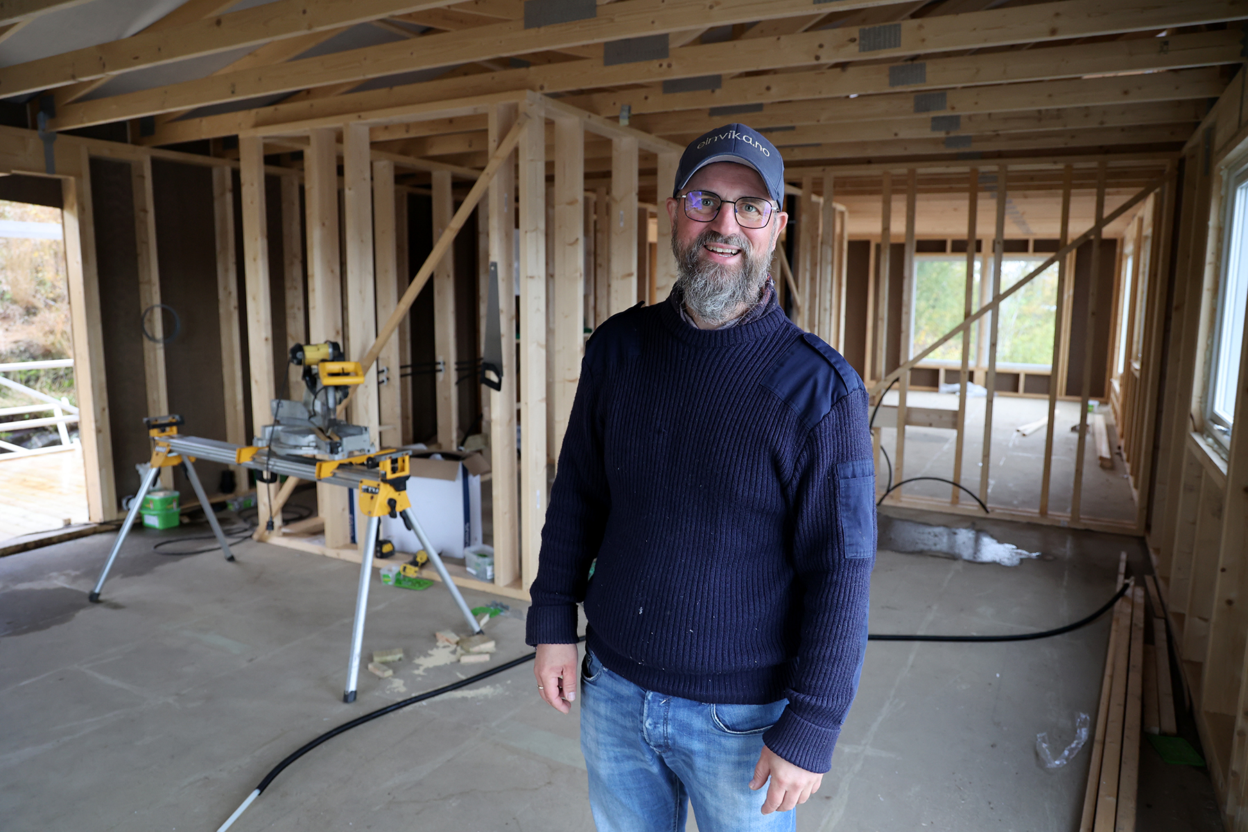 Roy Hjalmar Einvik i hovedetasjen, der stenderne til delingsveggene n&aring; er kommet opp. Han gleder seg til &aring; kunne ta imot vinter-turister i nybygget over jul.