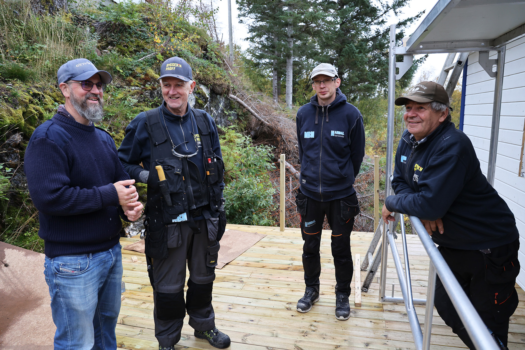 Namsos-firmaet Namdal bygg og montering hadde det laveste anbudet, og fikk byggeoppdraget. Roy Hjalmar Einvik (til venstre) sl&aring;r av en prat med H&aring;vard Moen, Marcin Pilarski og Wladyslaw Pilarski.