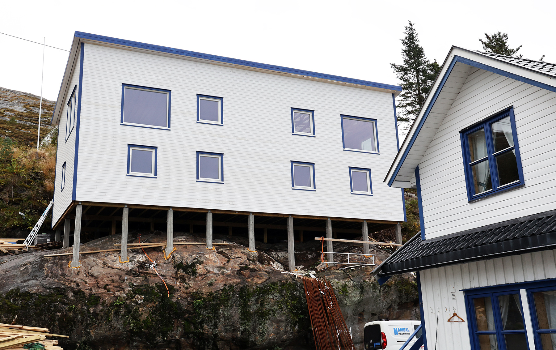 Det er ikke overflod av plass i Einvika, men p&aring; ei lita berghylla ble det plass til et nybygg p&aring; hele 170 kvadratmeter grunnflate.