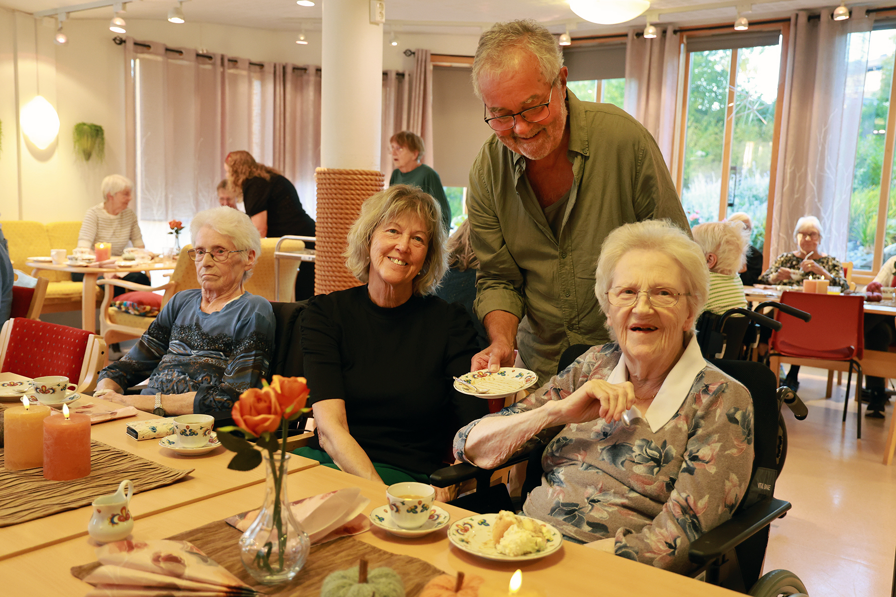 Per Bårdsen serverte kake til Rigmor og Reidun Moe.