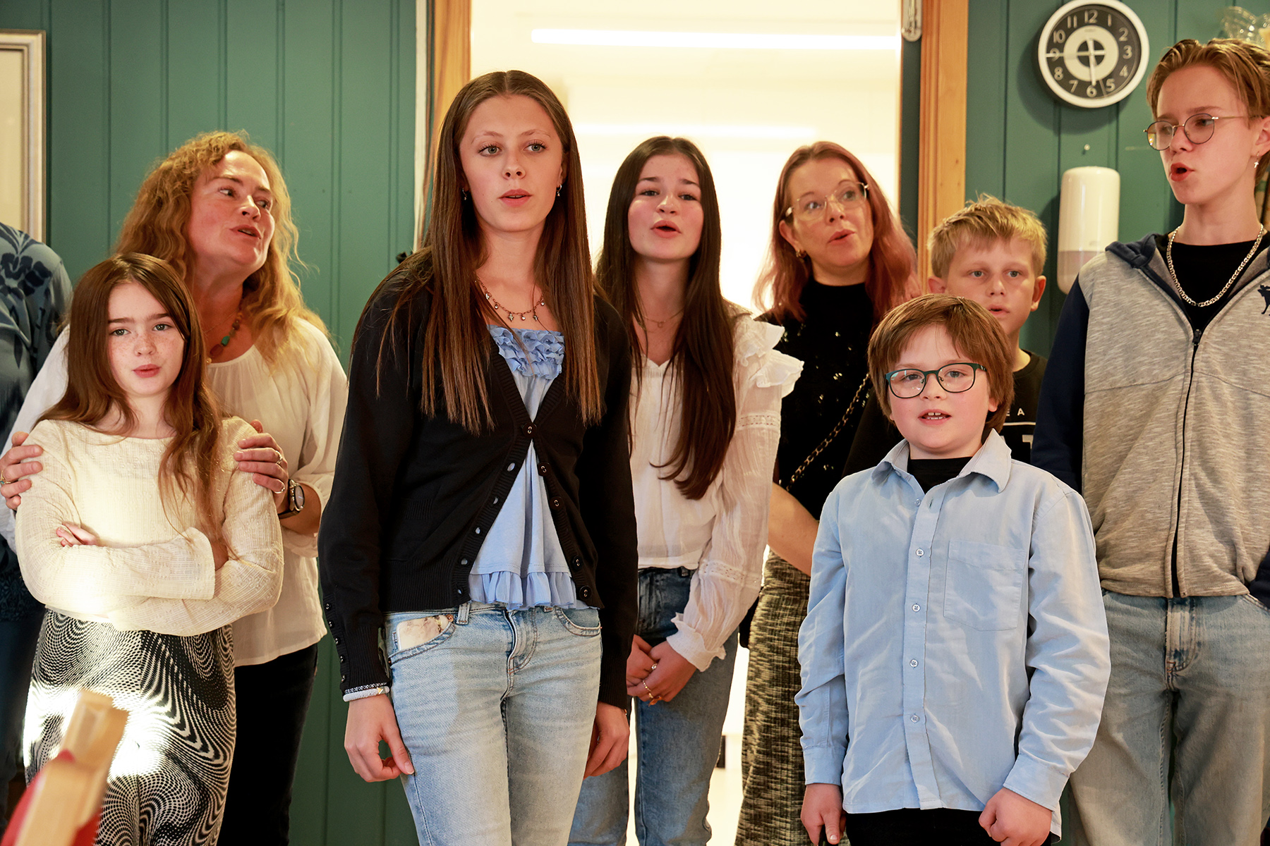 Unge og voksne sangere i barne- og ungdomsteatret, fra venstre: Meri-Lea, Mari-Liis Olsen, Eline, Elisia, Kristin Einvik, Kai (foran), Simeon og Isak.