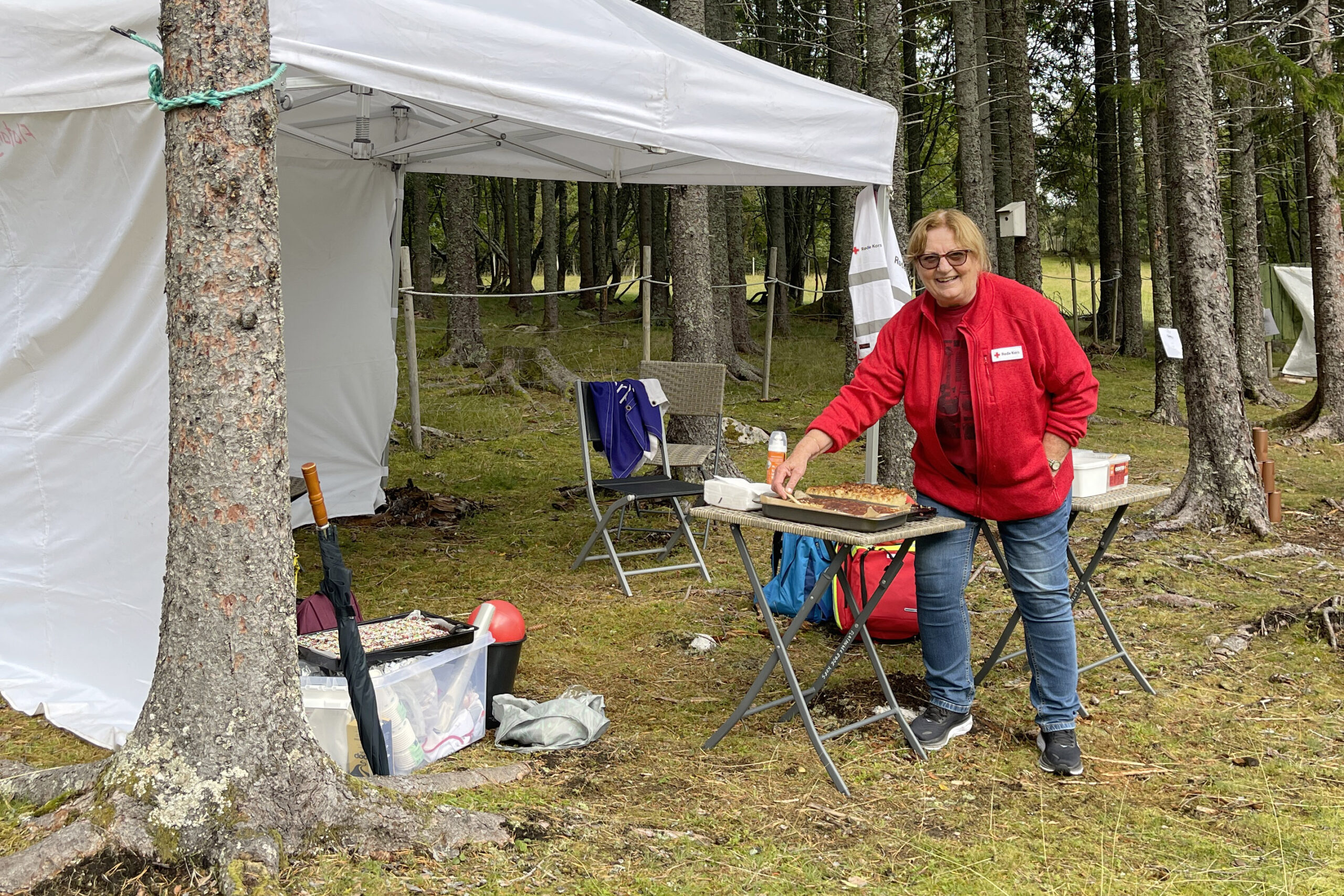 Eldri Sivertsen Trana serverte kake. (Foto: Birgit Fossvik)