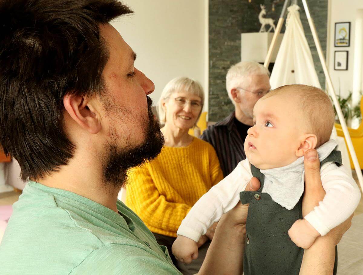 Frode D&oslash;lvik med s&oslash;nnen Elias, bak Sonja og Knut Ekker.