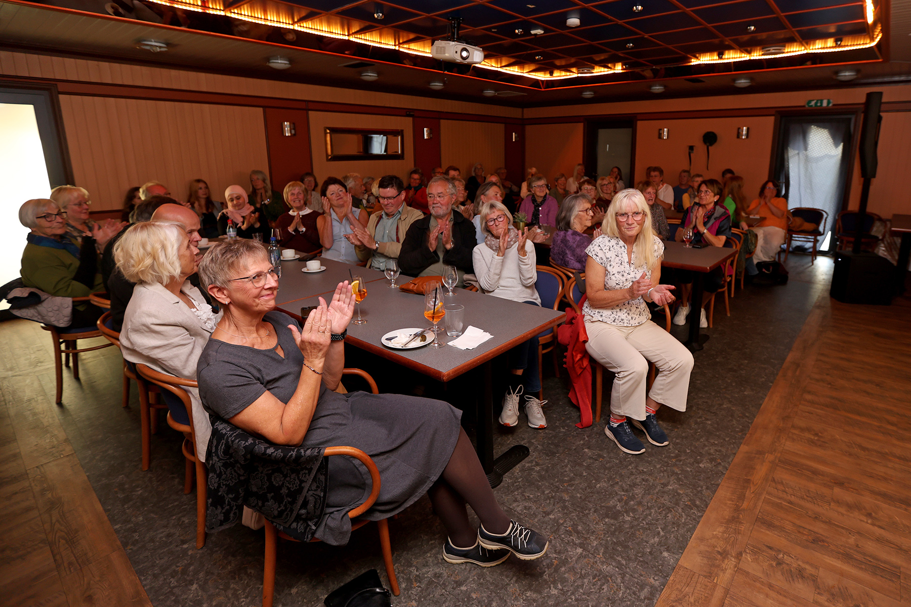 Mange m&oslash;tte opp p&aring; Zanzibar Inn fredag, og publikum var godt forn&oslash;yde med foredraget. Foto: Ove Magne Ribsskog. 