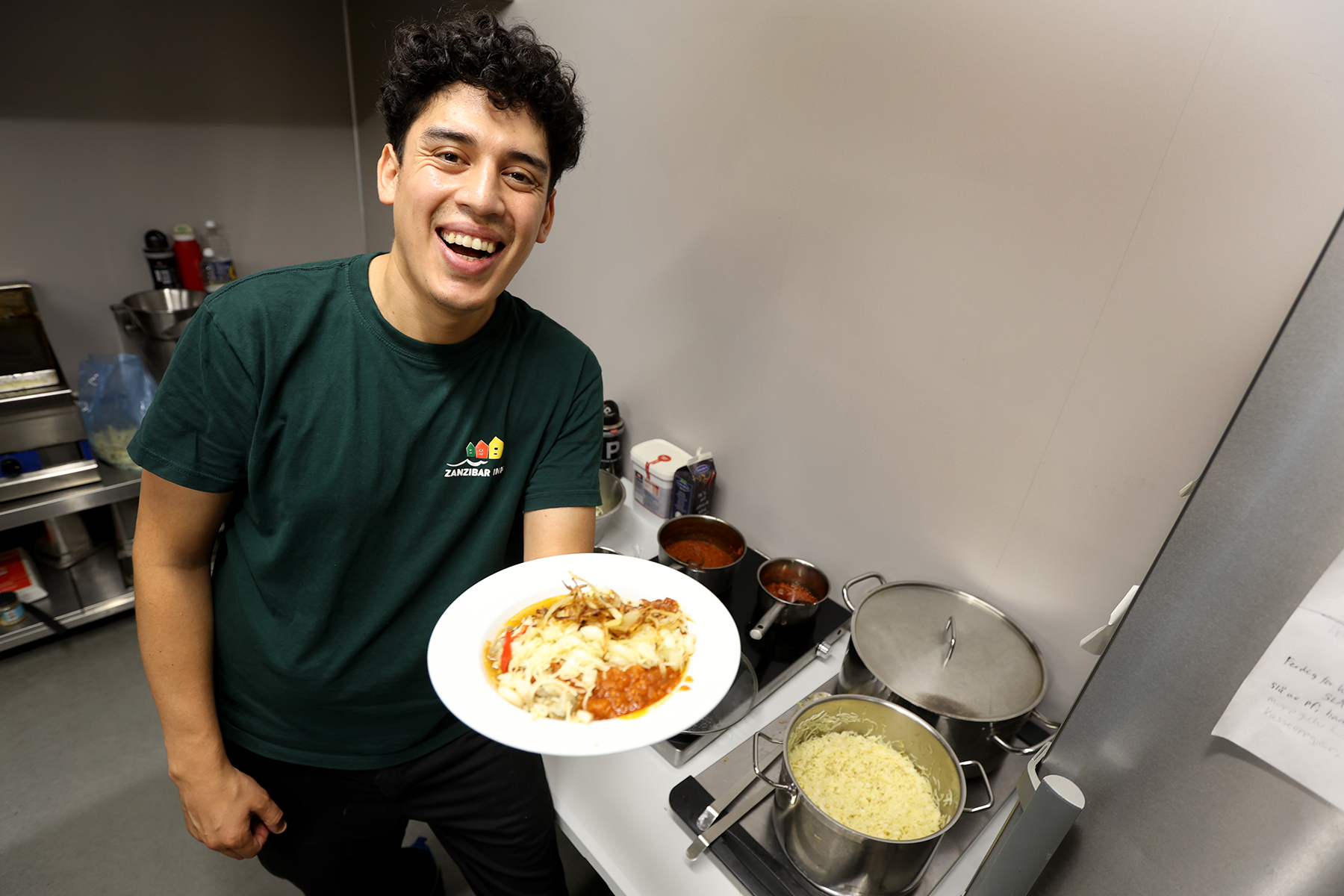 Elines ektemann, Nahuel Hernandez, kunne fredag by p&aring; en smak av Egypts nasjonalrett, koshari. Foto: Ove Magne Ribsskog. 