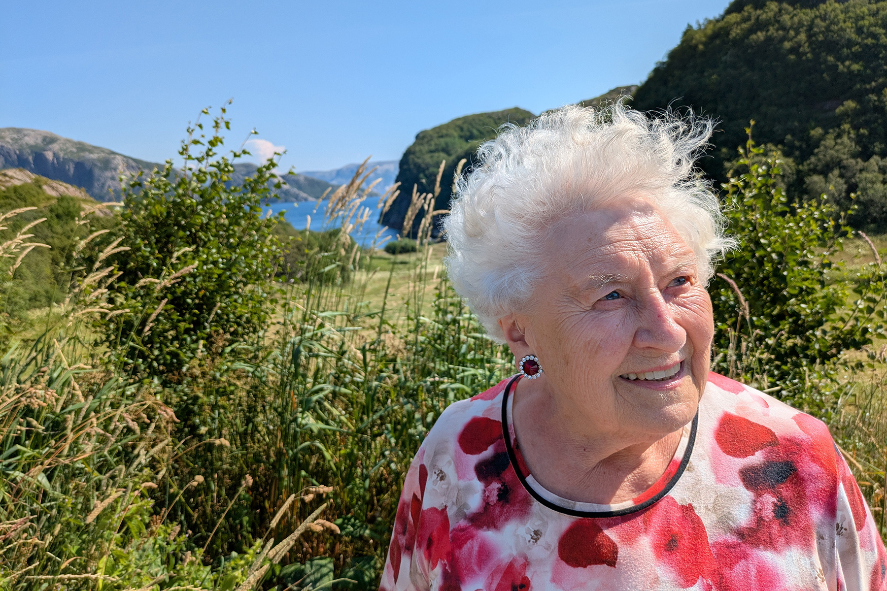 Elsa Marie tilbake på Sørnesset, 72 år etter at hun ble frakta ut i havglefset for å utrydde analfabetismen blant småtroll. Her slukna kanskje drømmen om å bli prest, men en sabla fin og slitesterk lærer ble født.