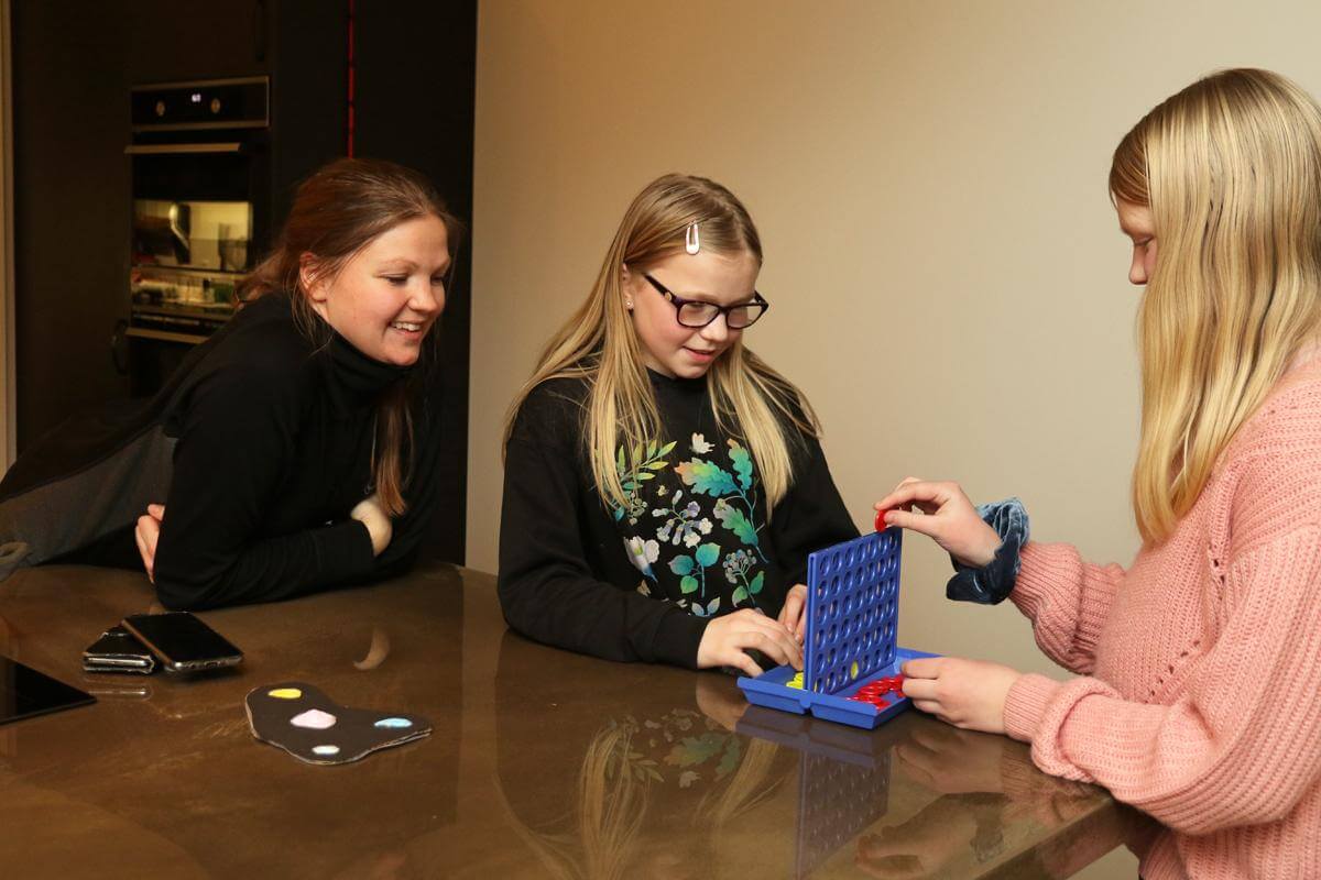 Nora og Emma liker å spille og gjøre ting i lag. Mamma Kine sier at de to er gode venner.