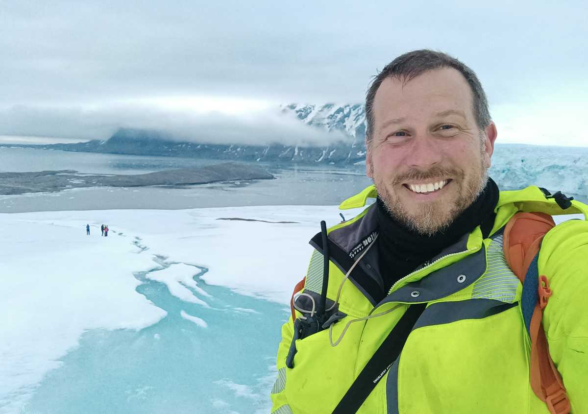 KALDERE STR&Oslash;K: Sven Gust trives godt i arktiske omr&aring;der. Her er han p&aring; Island. Foto: Privat.