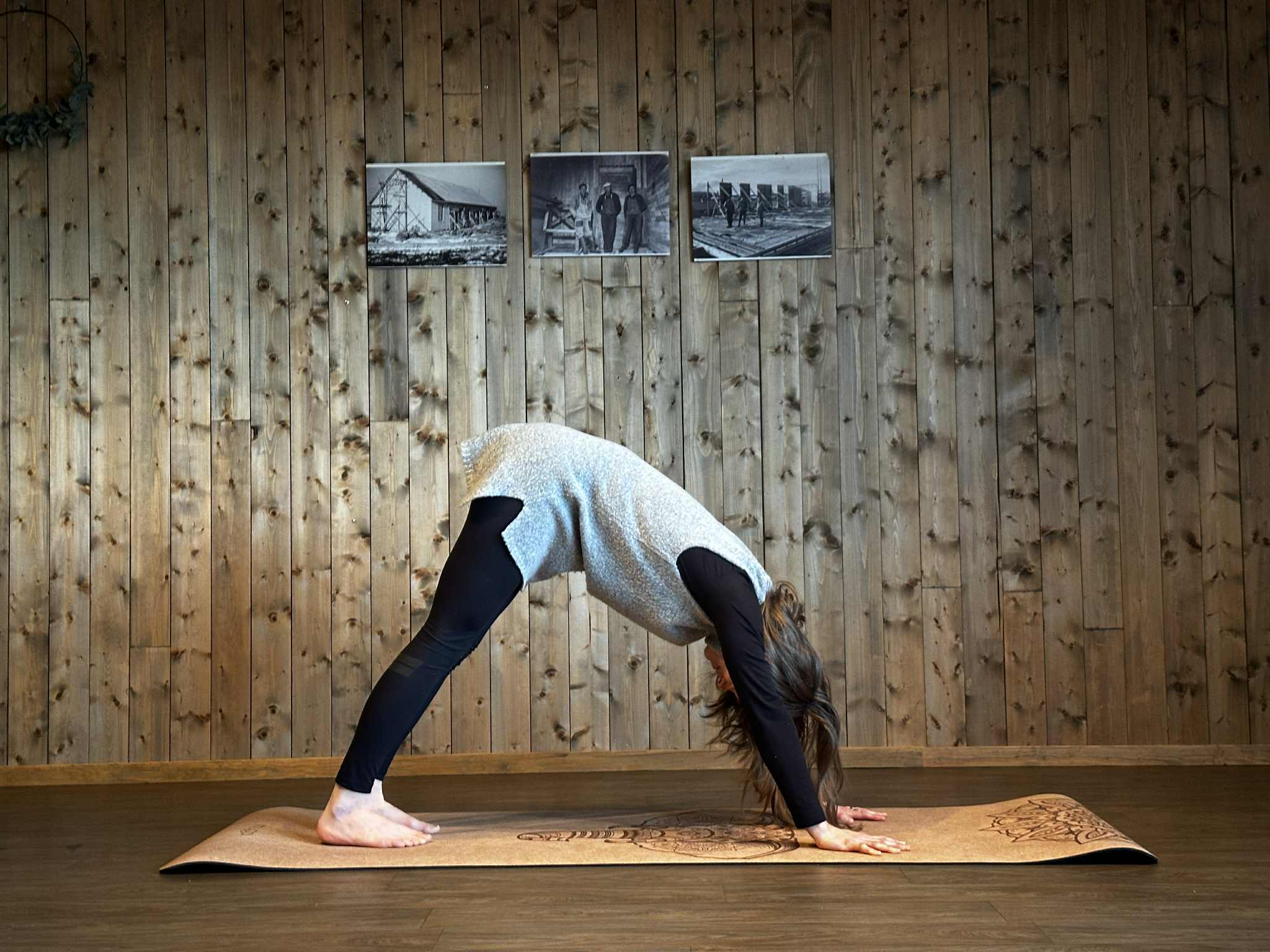 Posisjonen "hund som ser ned" er en yogaøvelse som ofte brukes.