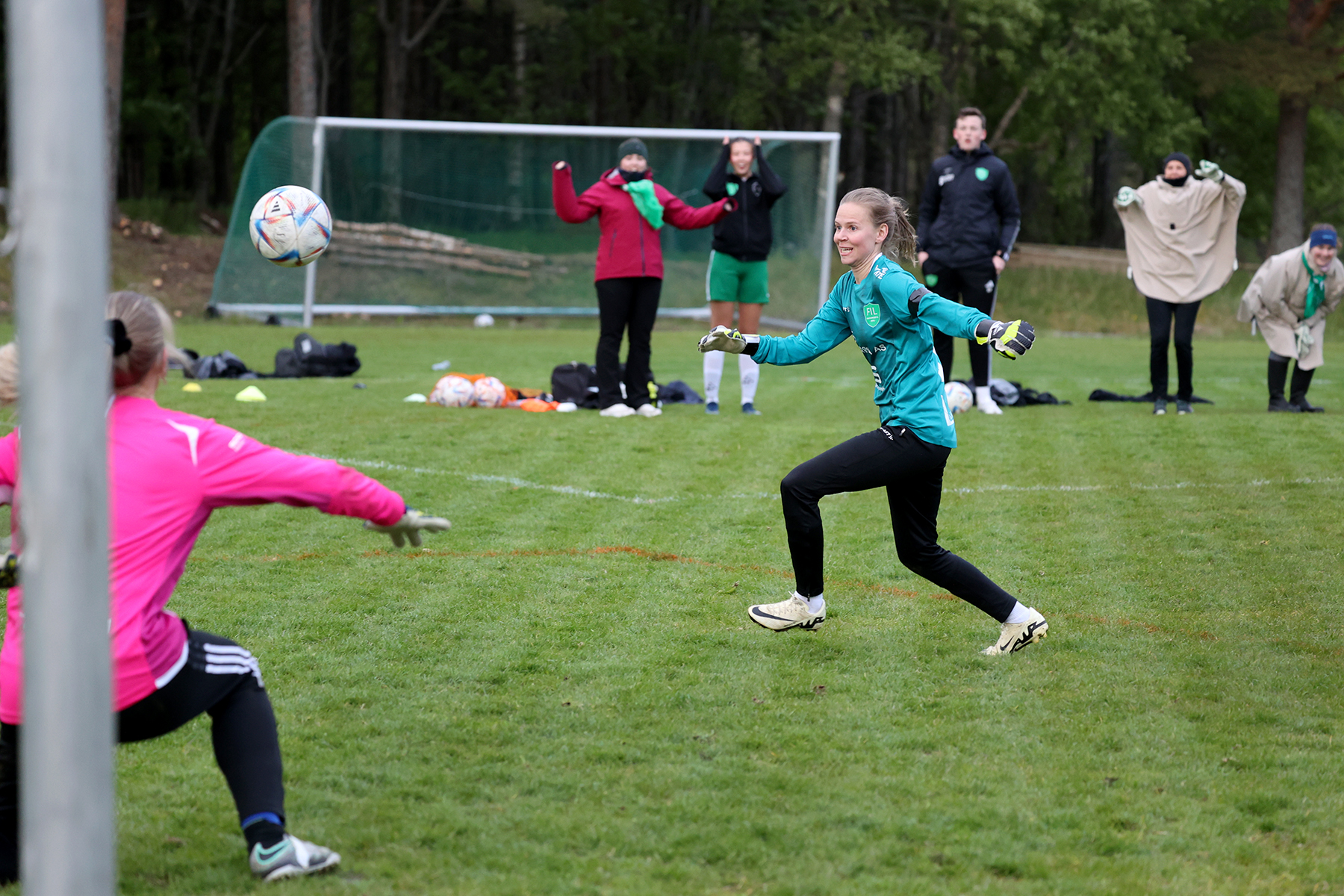 Marthe Lein pr&oslash;vde seg som angrepsspiller, men Bangsunds keeper Frida Mari Jakobsen var ikke lett &aring; overliste.