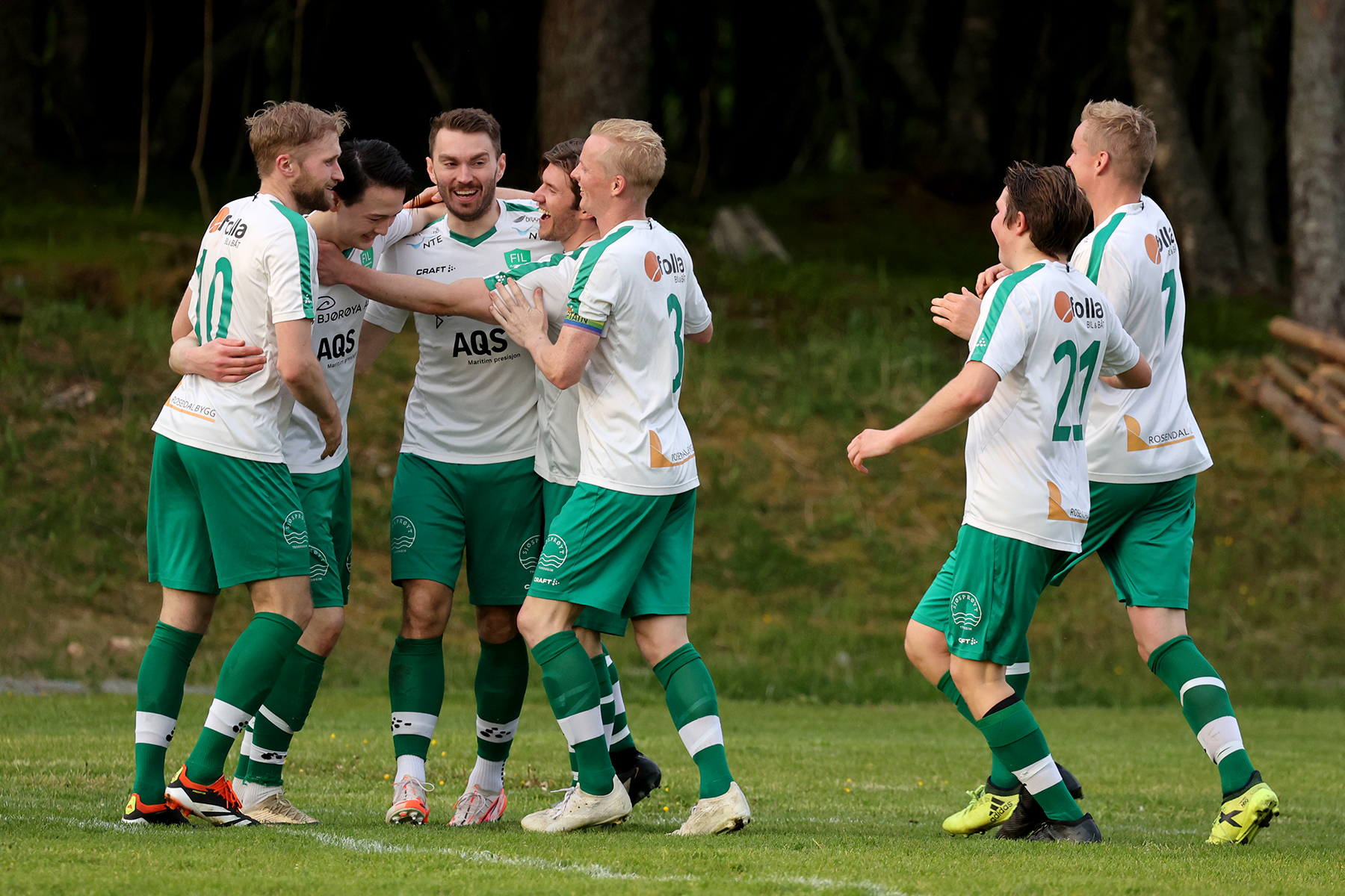 Jubel i Flatanger-leiren etter Lucas Haagensens 2-0-skåring.