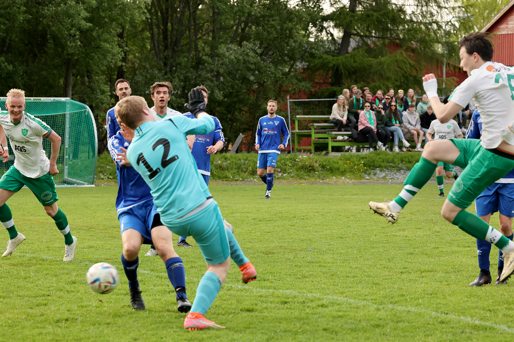 En høytflygende Lucas Haagensen setter 1-0-målet til Flatanger.