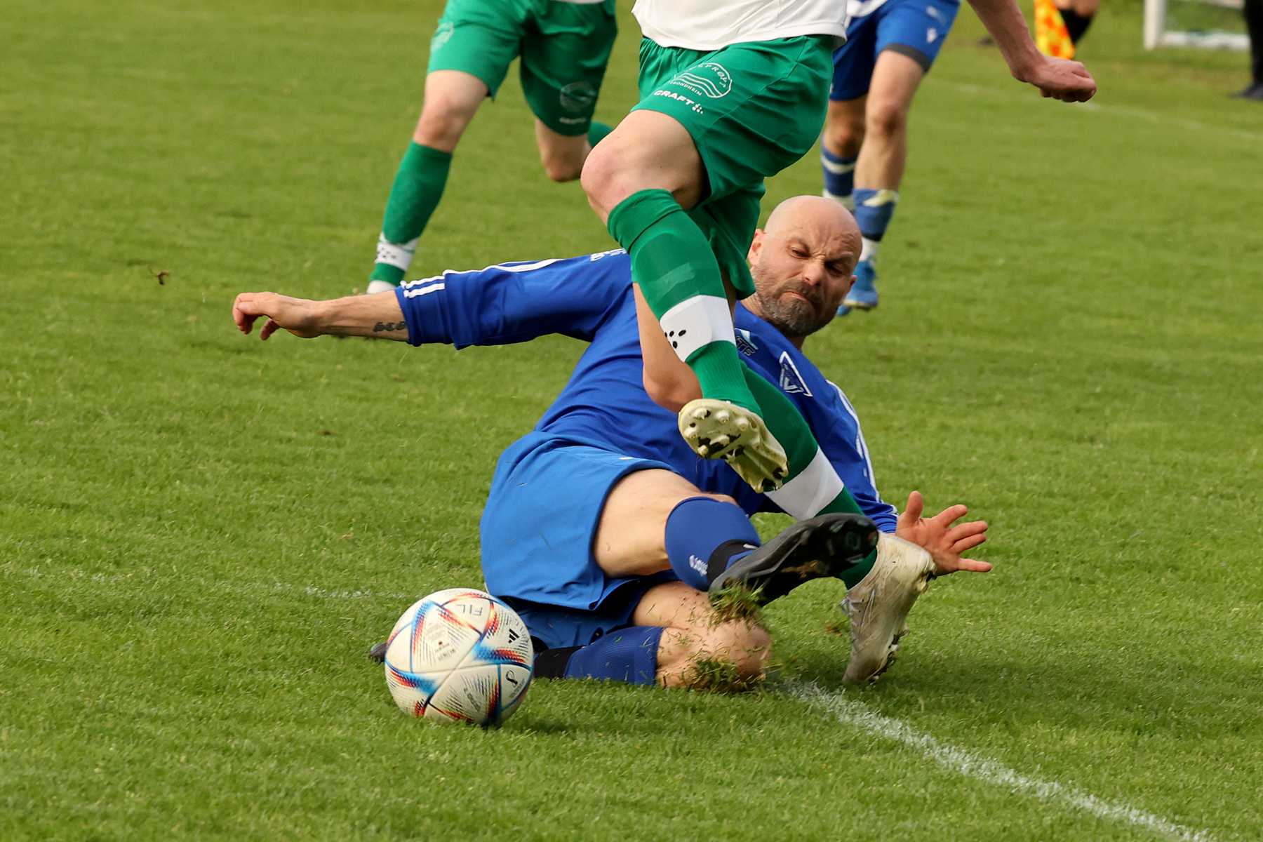 Ei ikke hel ren takling, men Lucas Haagensen hoppet over og hadde fordel av ballen.