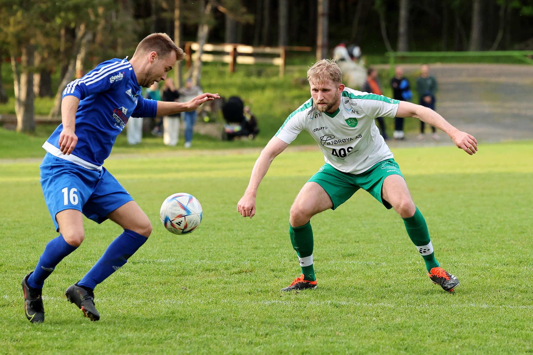 Ola Kristian Dahle Høstland prøver å stoppe en Vinne-spiller.