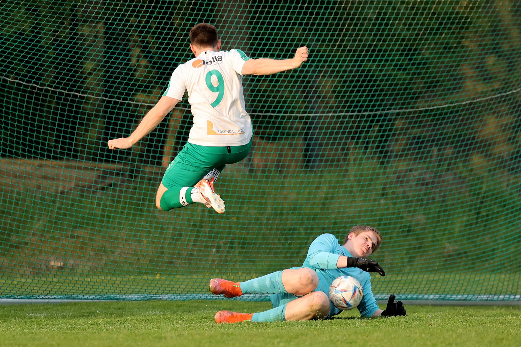 Thomas Einvik skyter på keeper, men returen setter Lucas Haagensen i mål.