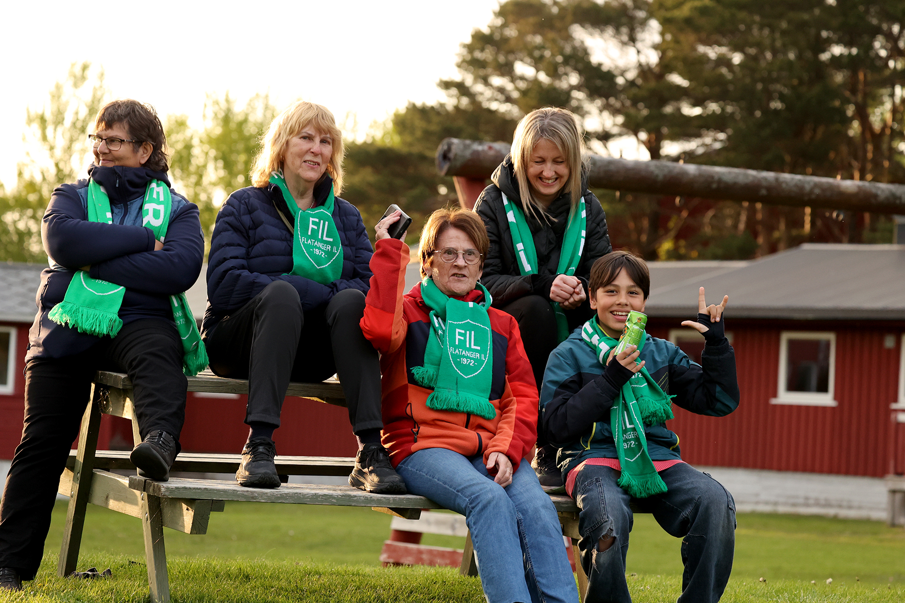 Publikum koste seg i godværet fredag kveld. Fra venstre: Aud Olsen, Kari Olsen, Anne Haagensen, Camilla Aakervik og Emil.